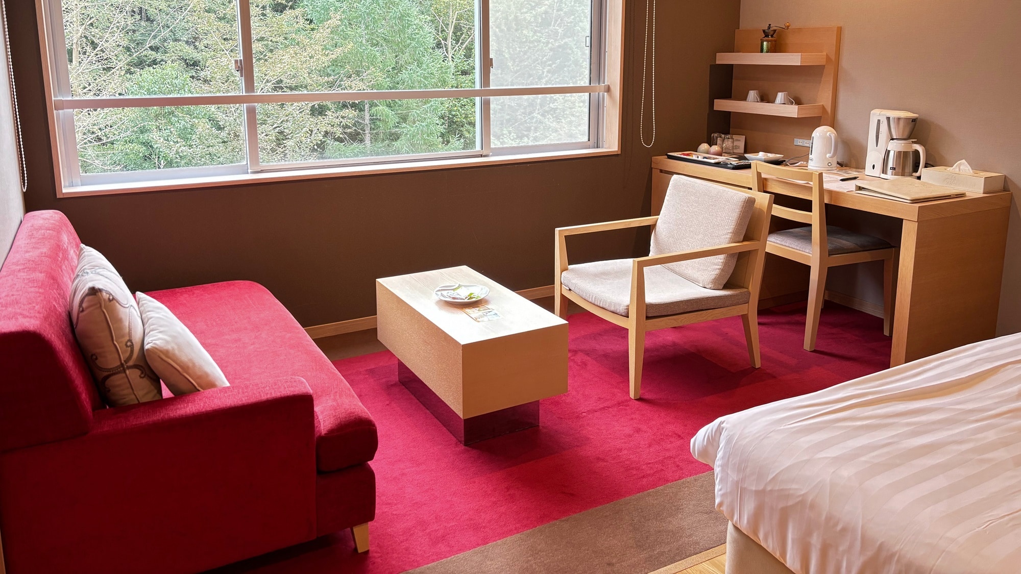 [Ladies' Room] The interior is based on red. Sit on the sofa and take a commemorative photo.