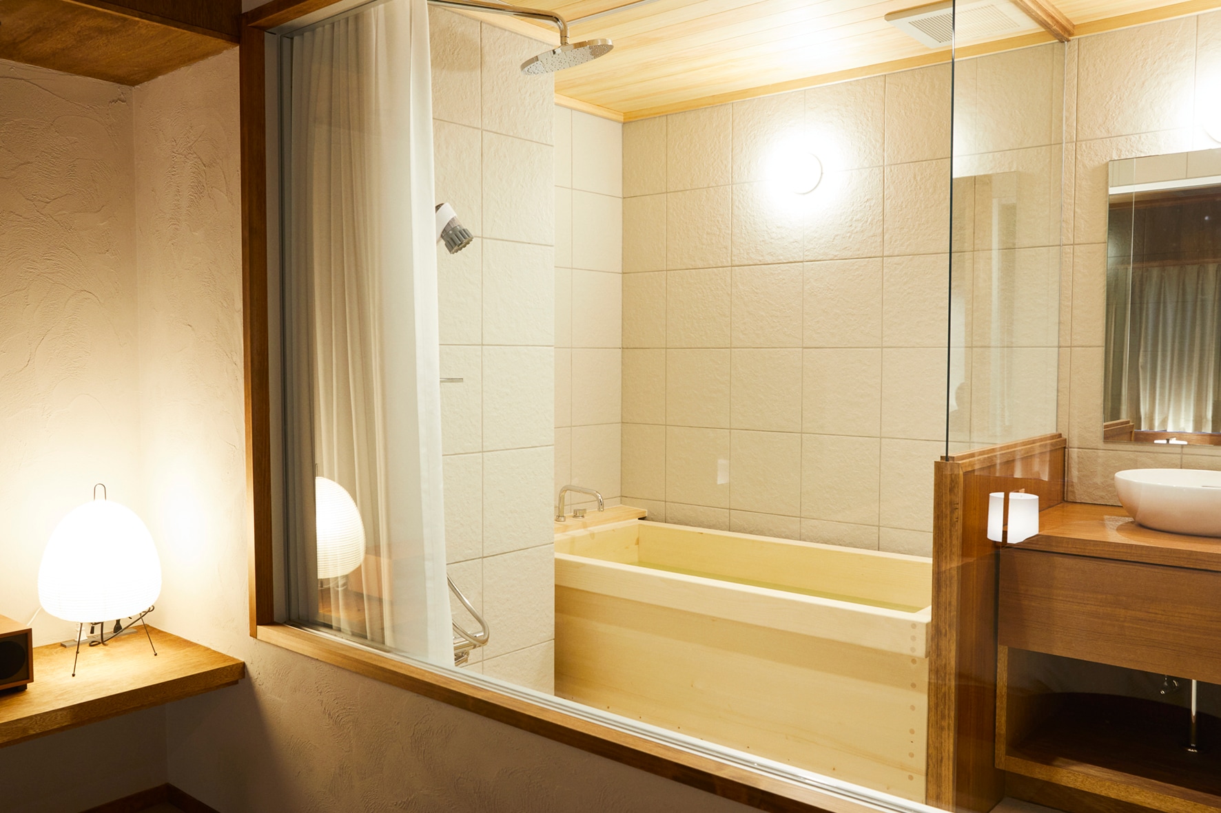 Japanese-Western style room with indoor hot spring bath "Kusu"