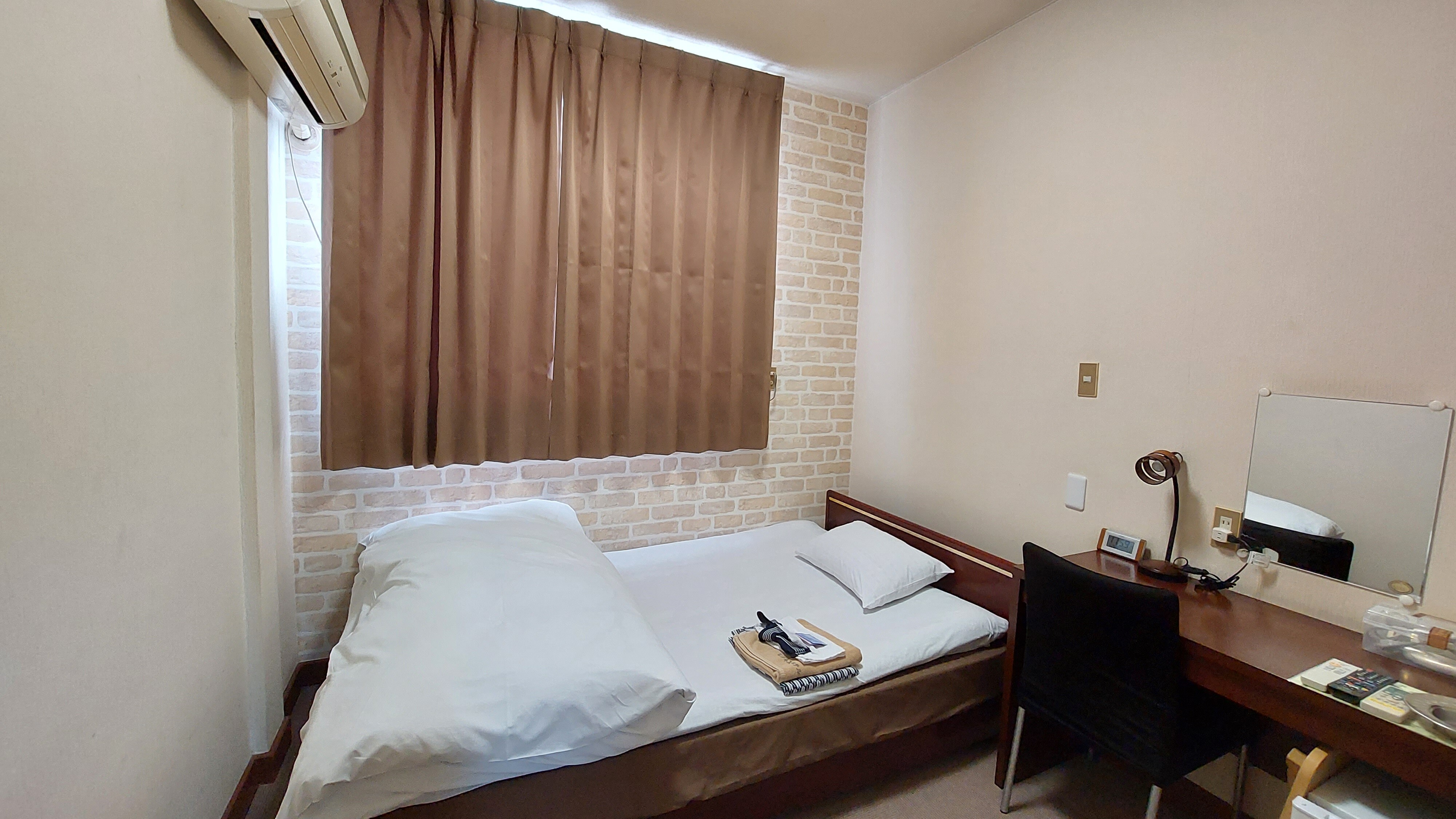 Single A/B (bathroom, toilet, Wi-Fi, refrigerator)