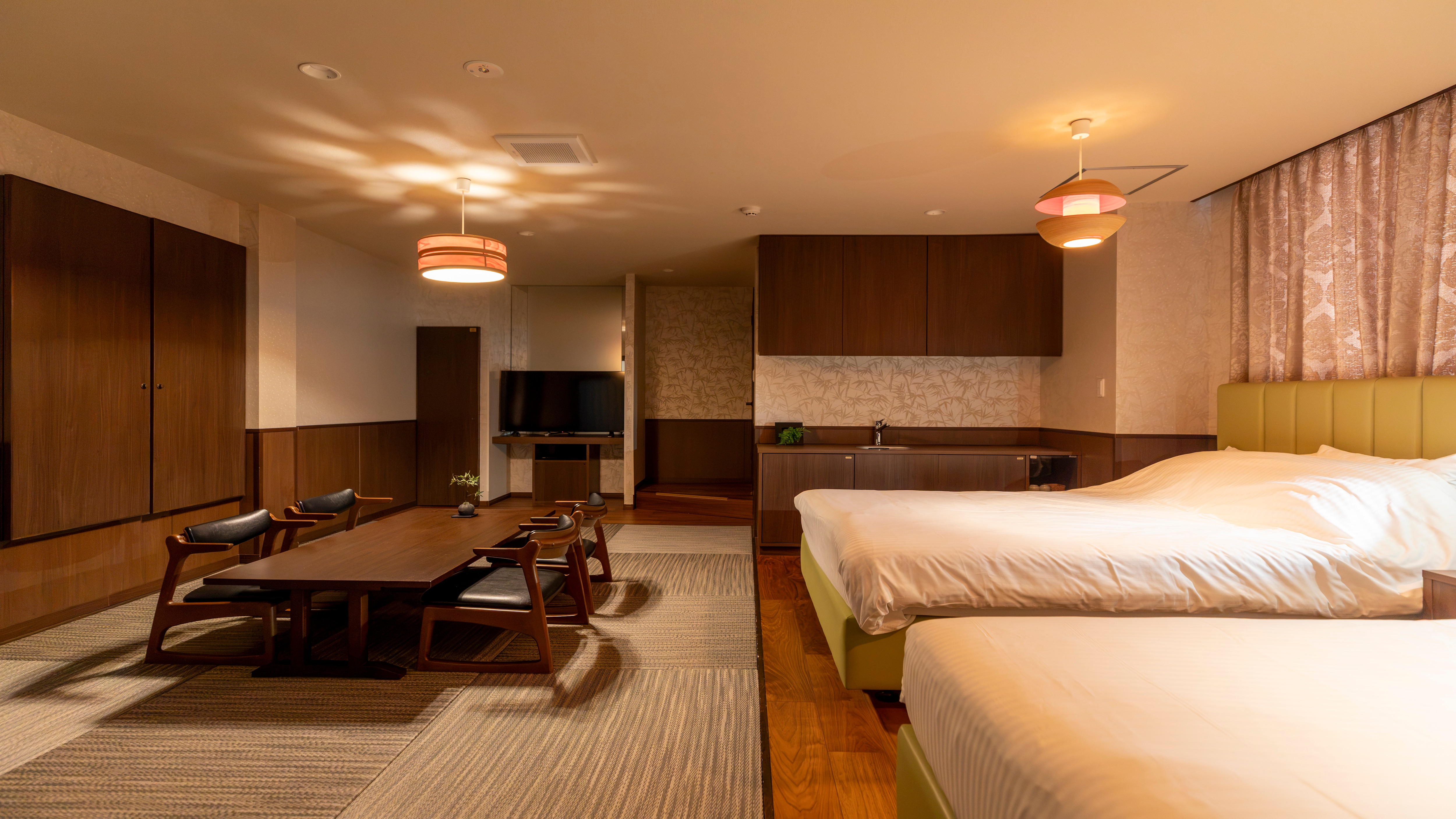 [Suite Room with Japanese-style Bath, 2nd Floor - K] Japanese-Western style twin bedroom (2nd floor) 45㎡