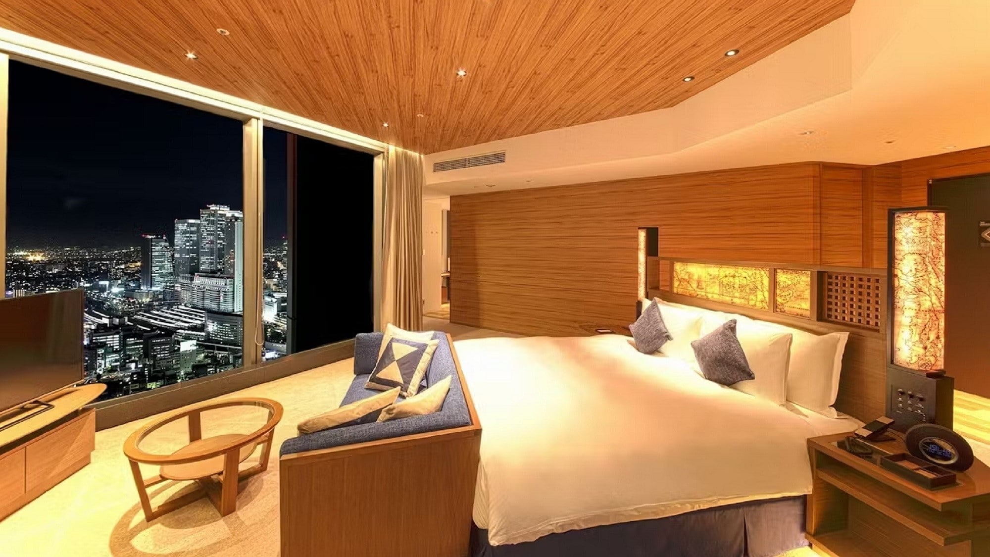 [35th floor and above] Deluxe Corner King