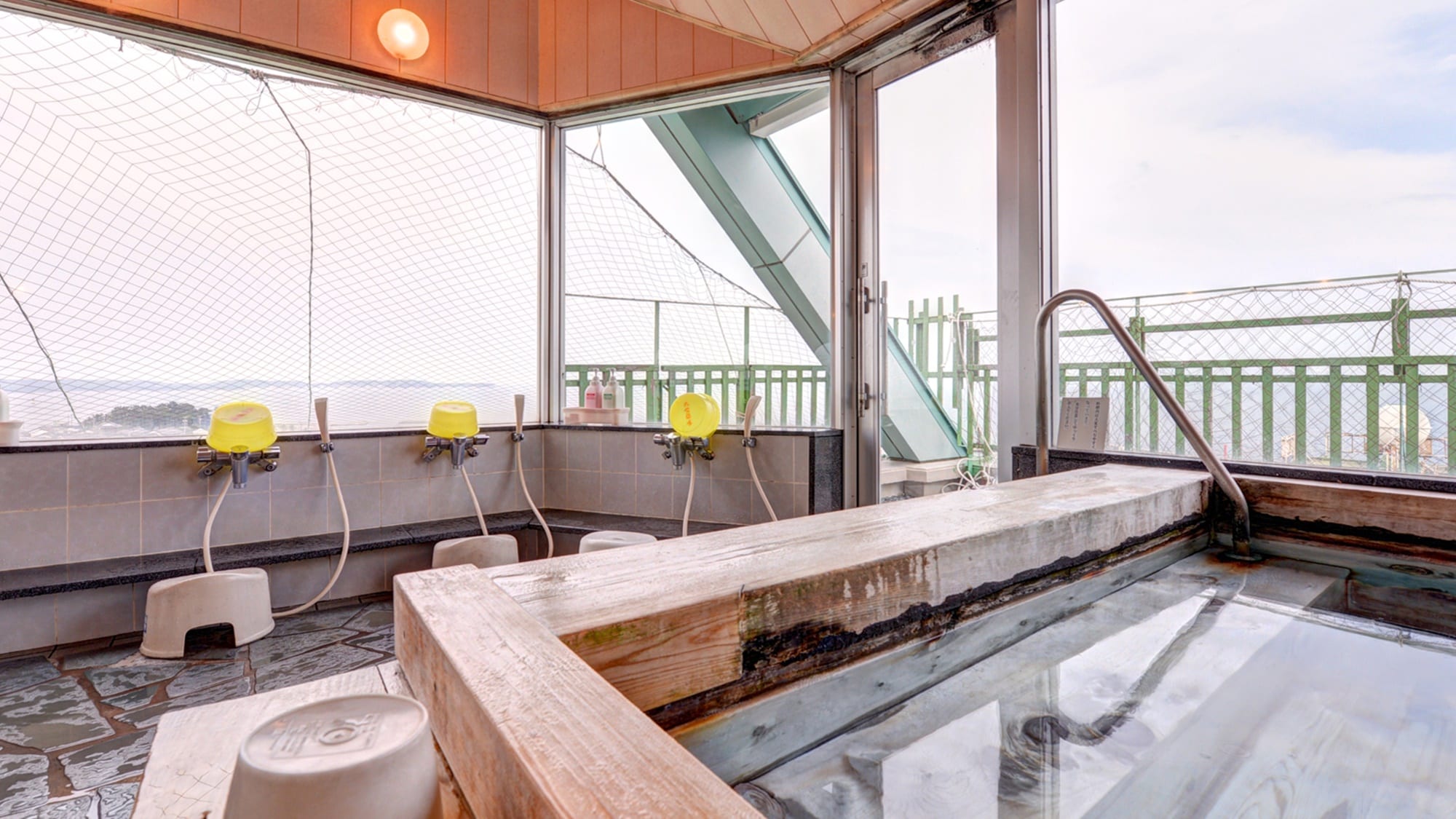 *Observation bath/If the weather is clear, you can see the islands of Sakushima, Irago, Shinojima, Kamishima, and Toba.