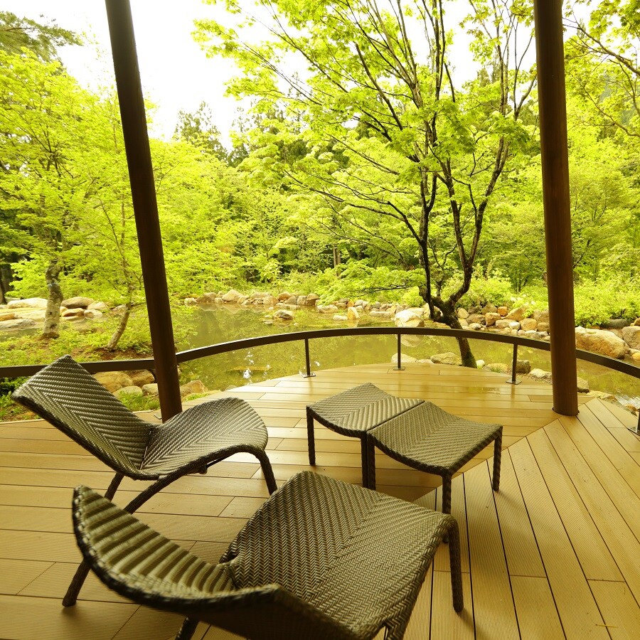 [Away] Contoh kamar tamu di Arashitei. Salah satu daya tarik Tenza adalah pemandangan taman musiman yang dapat Anda lihat dari jendela besar yang memberi Anda perasaan bebas.
