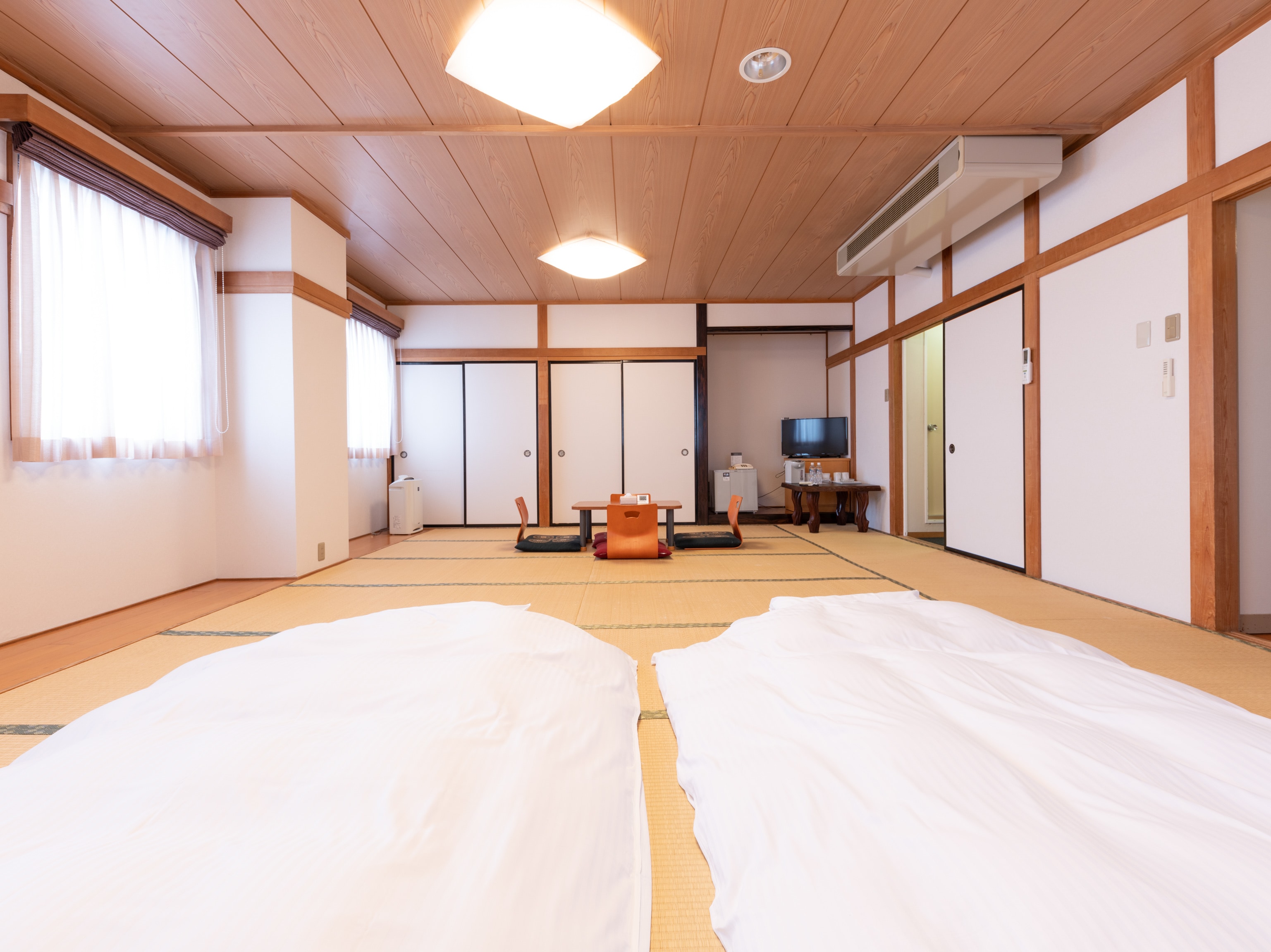 Large Japanese-style room, futon