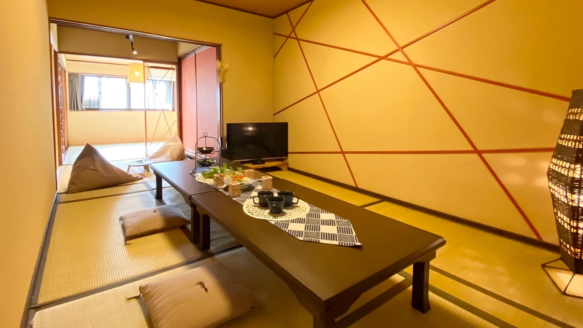 ・<1F Japanese-style room> There is an additional room at the back of the 6-tatami Japanese-style room, creating an open space.
