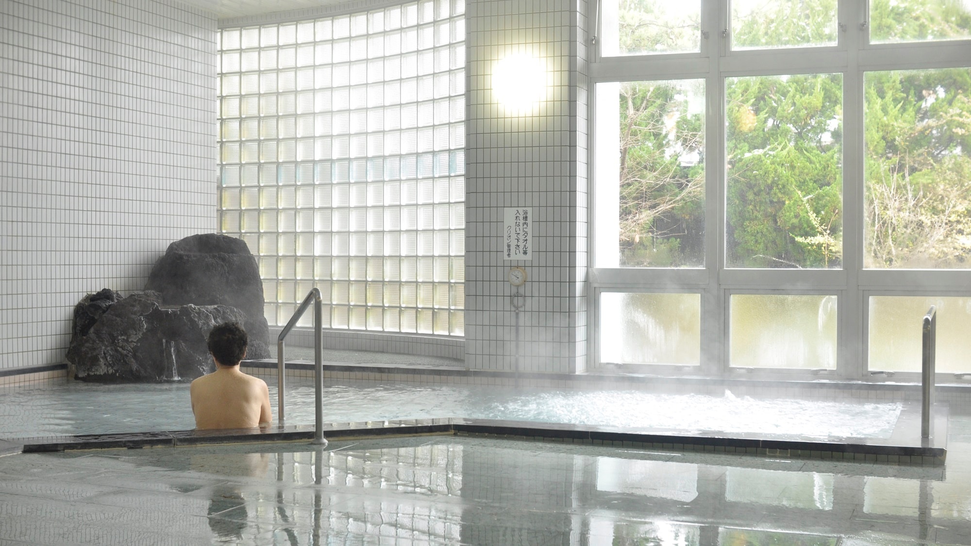 * [Hot spring] This is a simple hot spring with a high alkaline pH of 9.4. After bathing, your skin will feel moisturized and smooth.