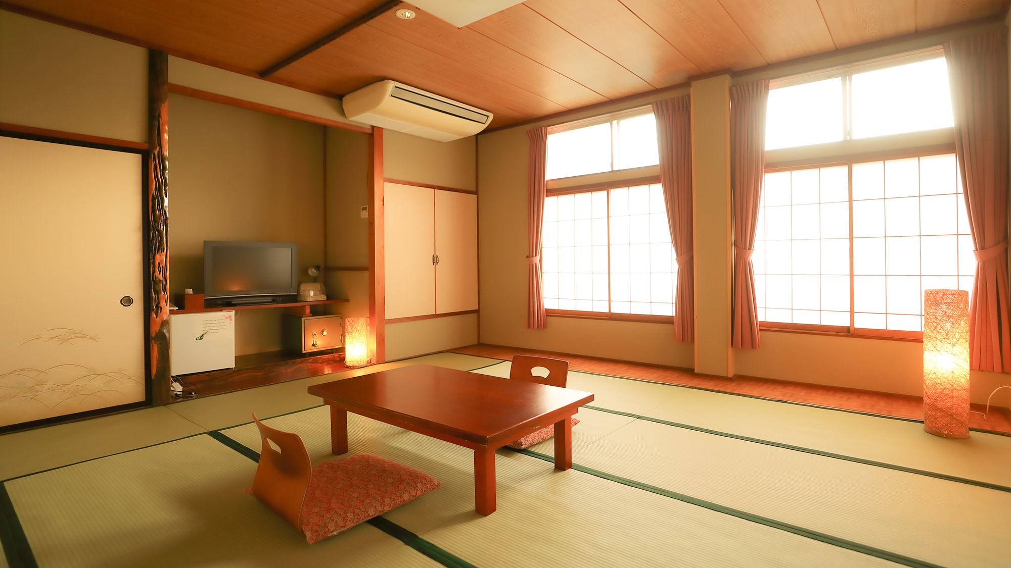 [Retro Showa-kan] Relaxing Japanese-style room 12.5 tatami mats and up