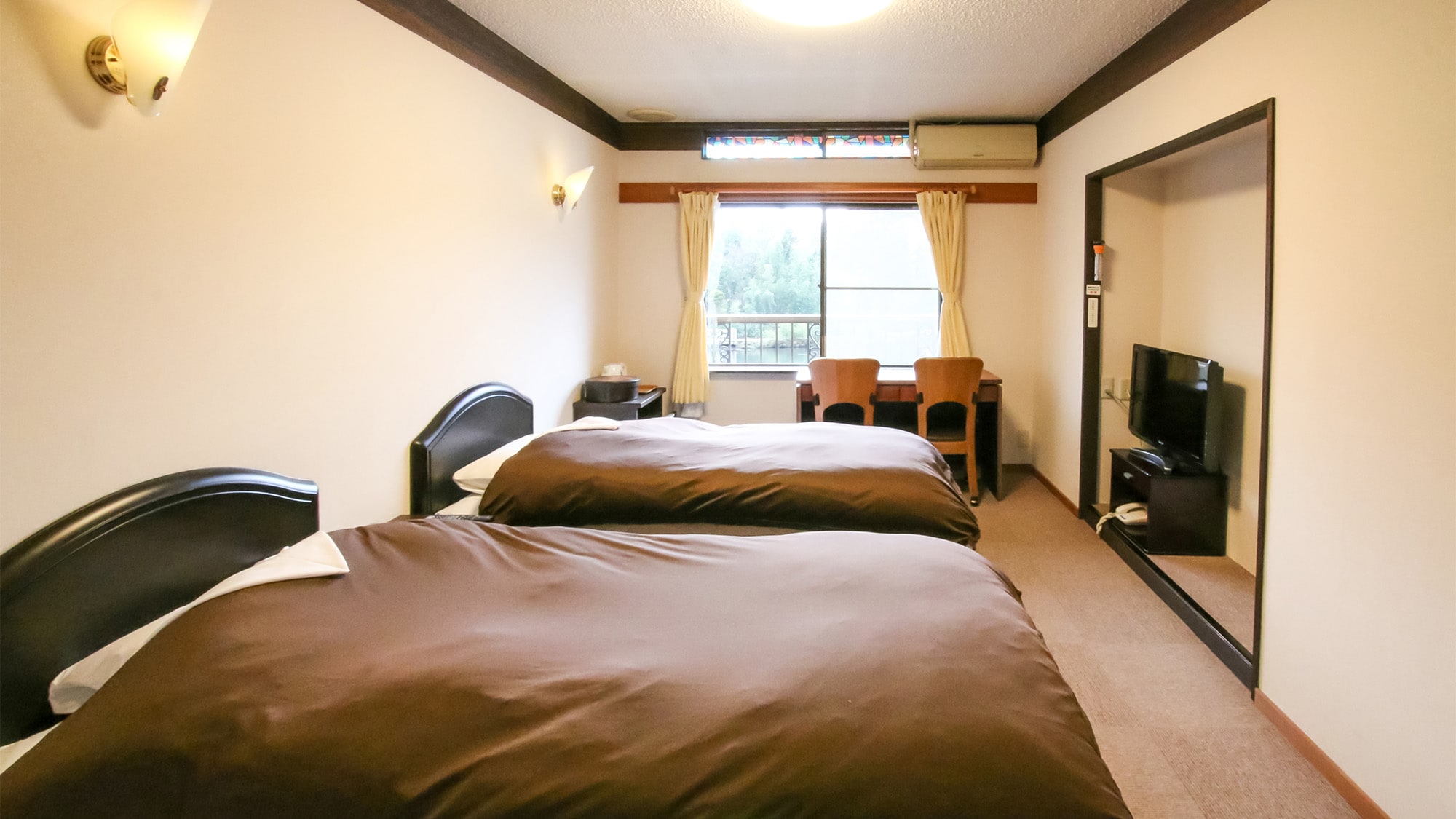 ・ [Twin room] You can relax comfortably with two large beds.