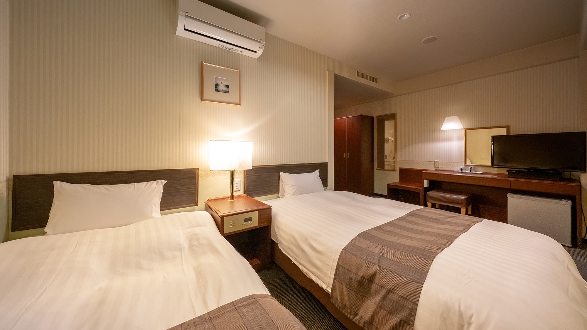 [DX Twin] A room with a semi-double bed and a single bed, perfect for family trips