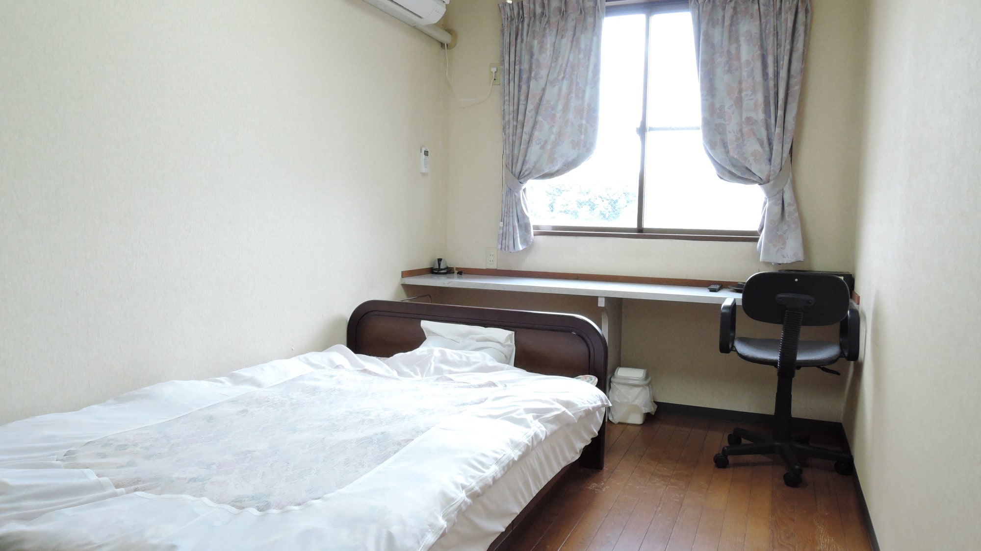 * [Single room example] For single guests. Includes a unit bath. Free Wi-Fi.