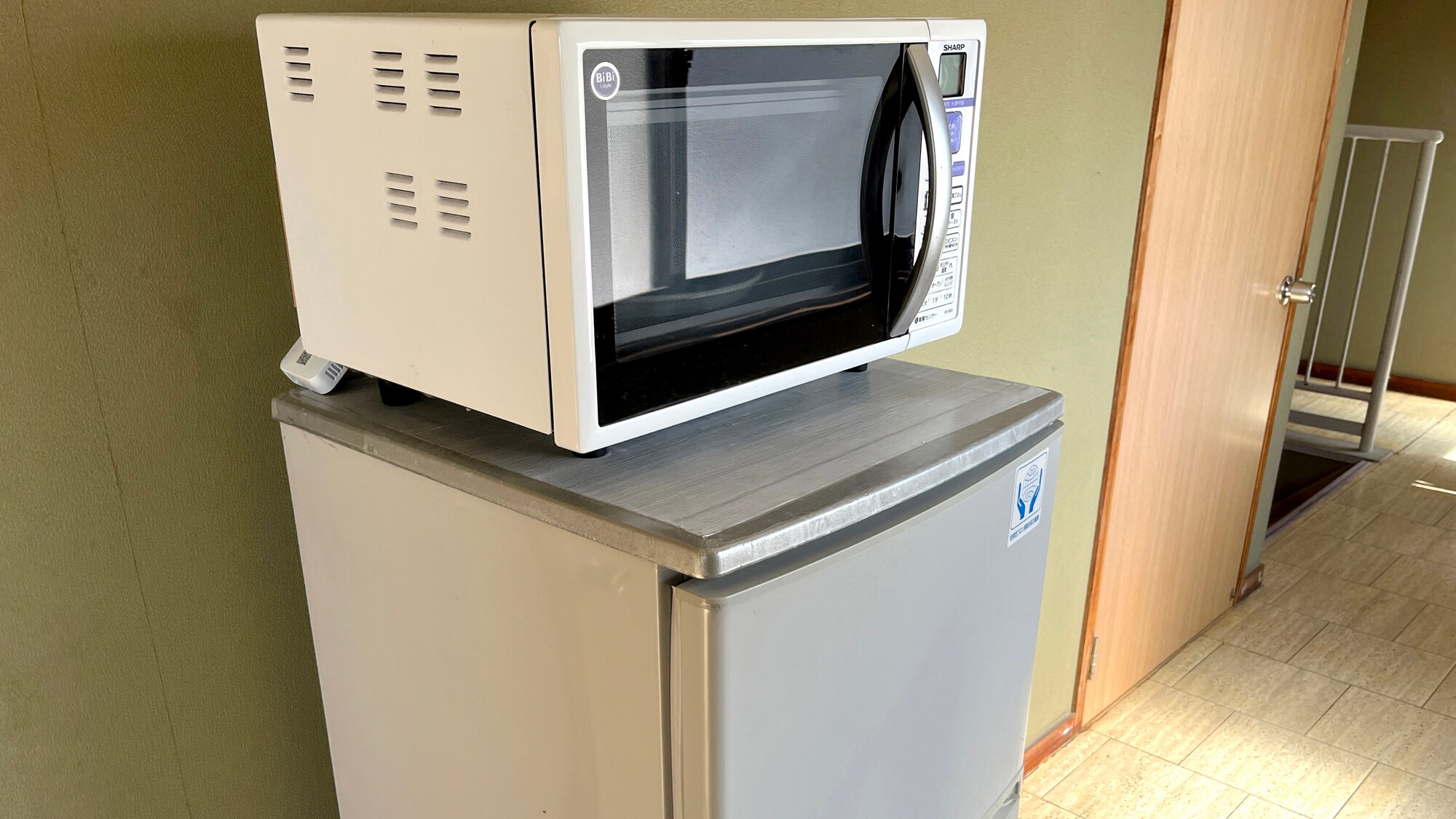 [Refrigerator/Microwave]