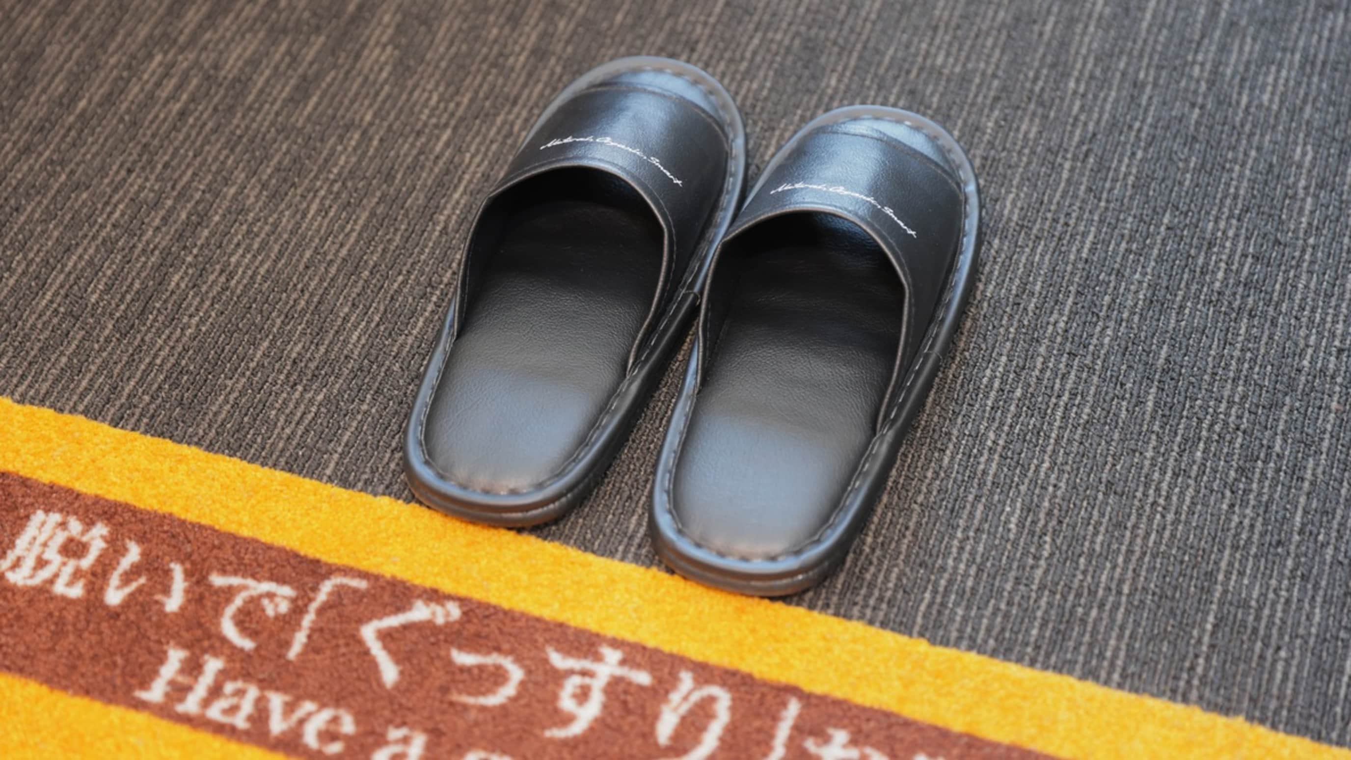 Sandal ion sehat ini menggunakan bubuk mineral holmik alami dengan sifat antibakteri.