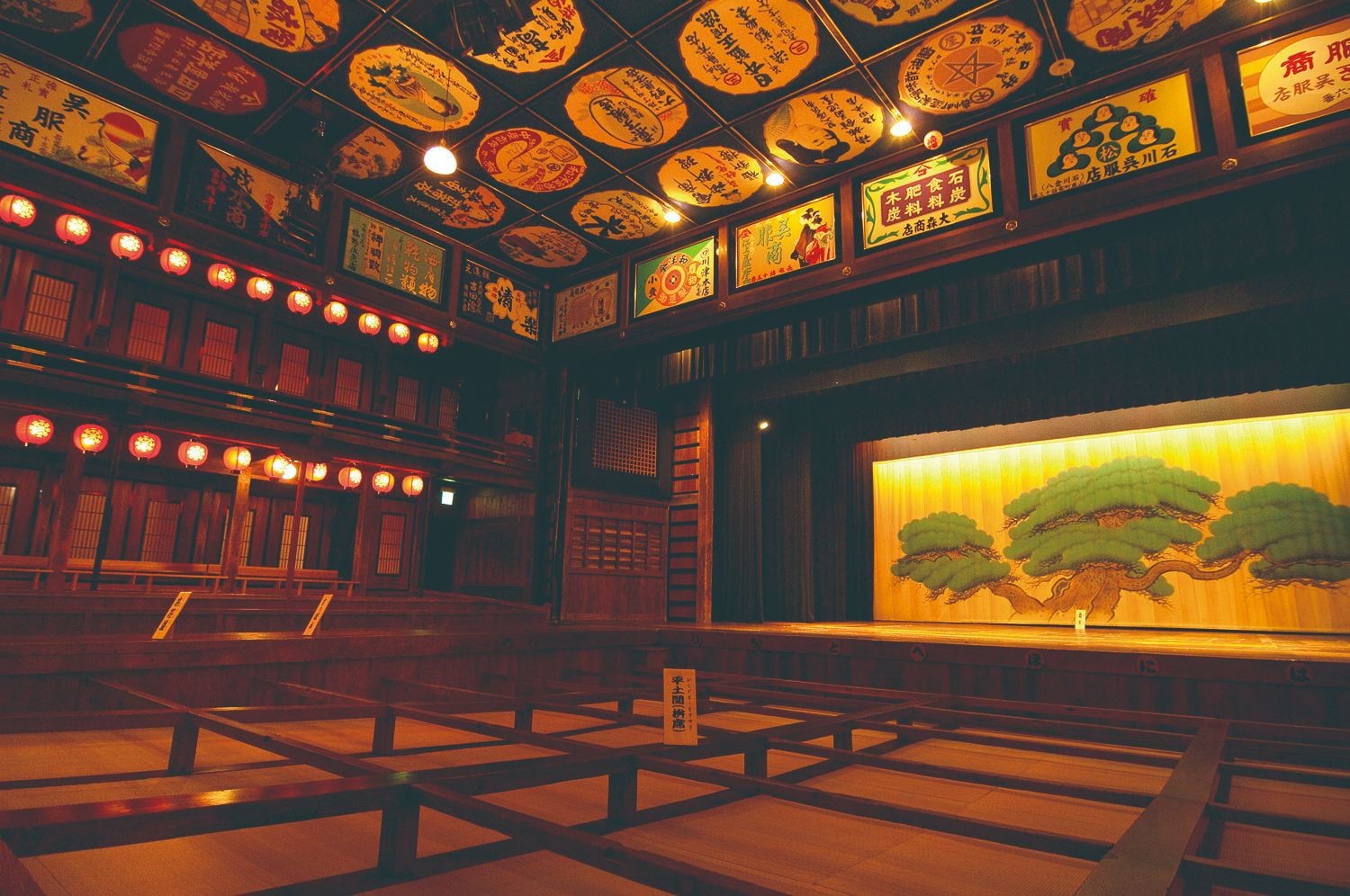 [Yachiyoza] Sebuah gedung pertunjukan di Kota Yamaga yang ditetapkan sebagai Properti Budaya Penting oleh pemerintah nasional. Foto milik Federasi Pariwisata Prefektur Kumamoto