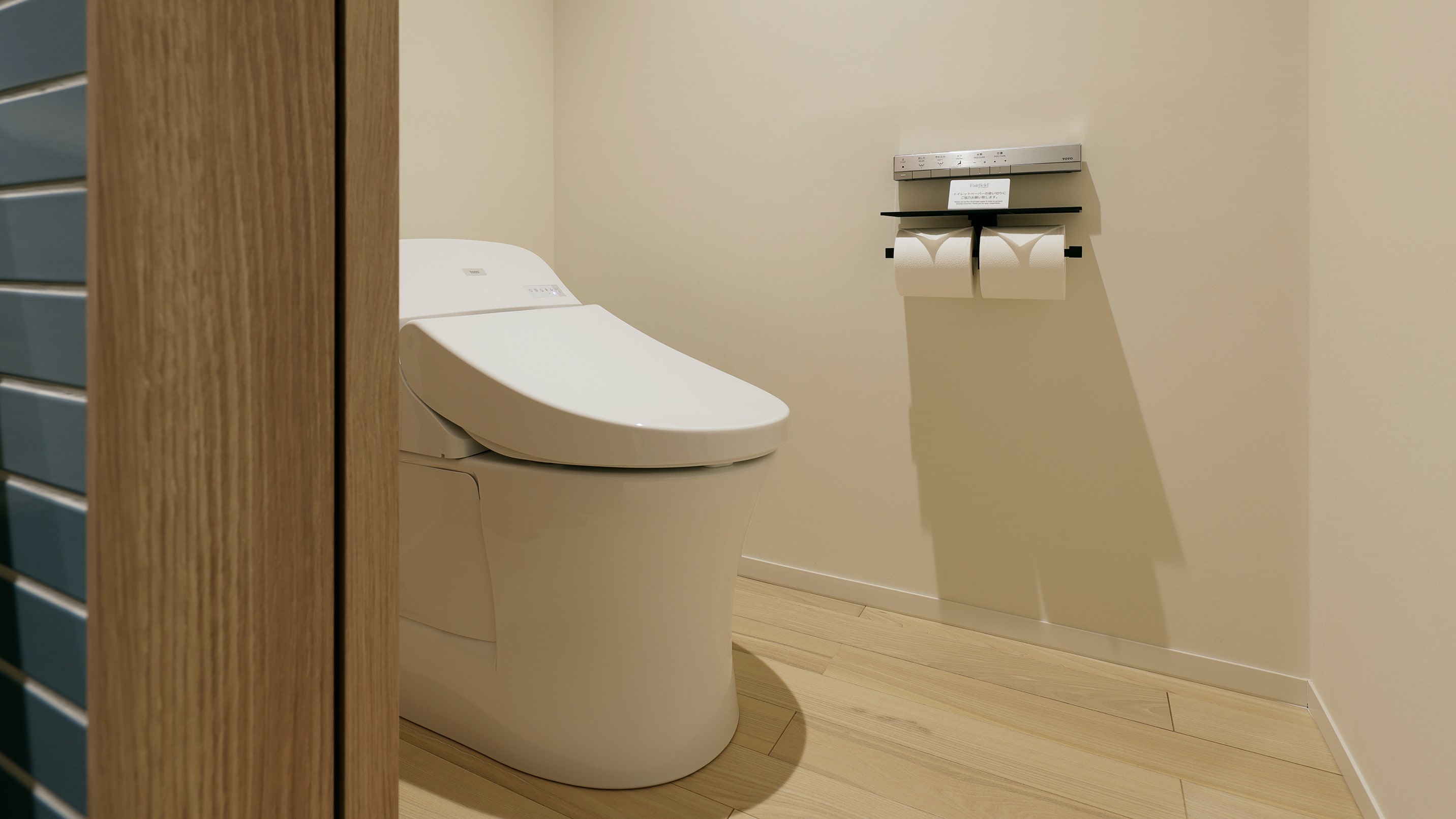 Bathroom: The bath and toilet are separate, so you can use your time efficiently when getting ready to go out in the morning.