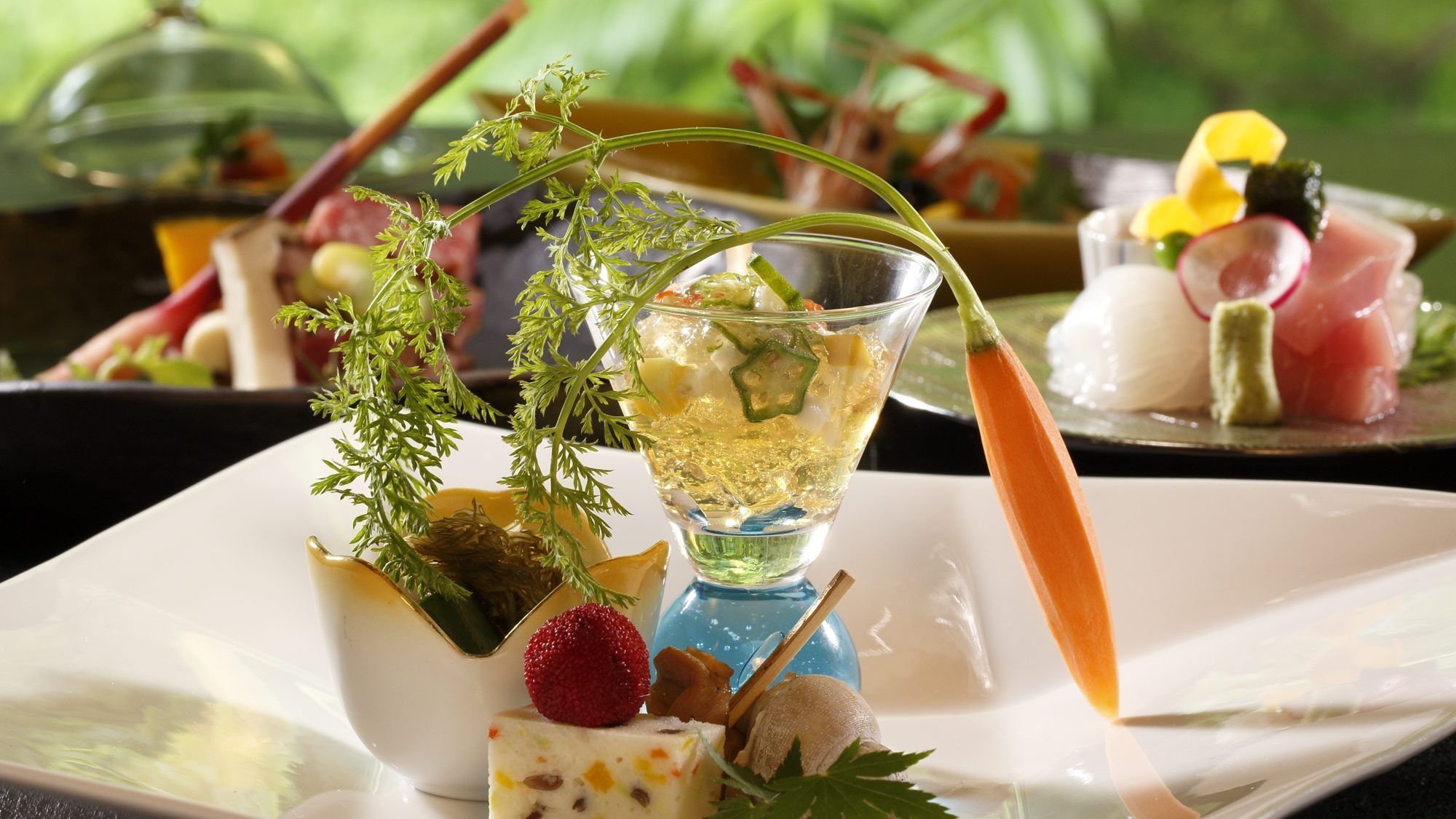 Thực đơn kaiseki sáng tạo thay đổi hàng tháng, với các nguyên liệu theo mùa được lựa chọn kỹ lưỡng và từng món ăn được chế biến tỉ mỉ.