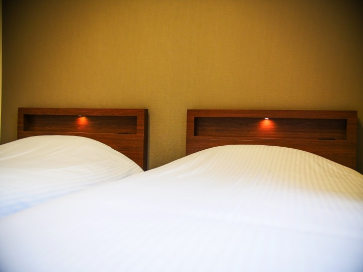 Western-style room with 2 single beds