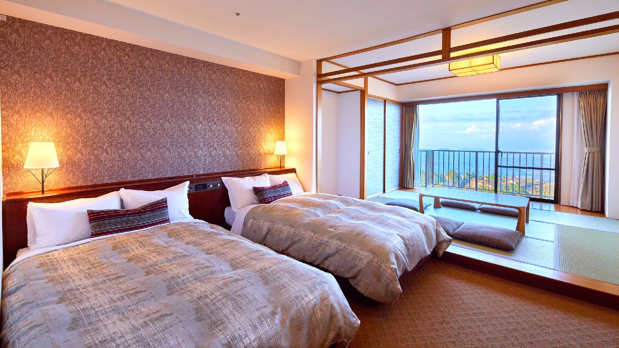 ☆ [Guest Room] Japanese-Western Room: A Japanese-Western room with a magnificent view of Mt. Fuji and the Amagi mountain range (example)