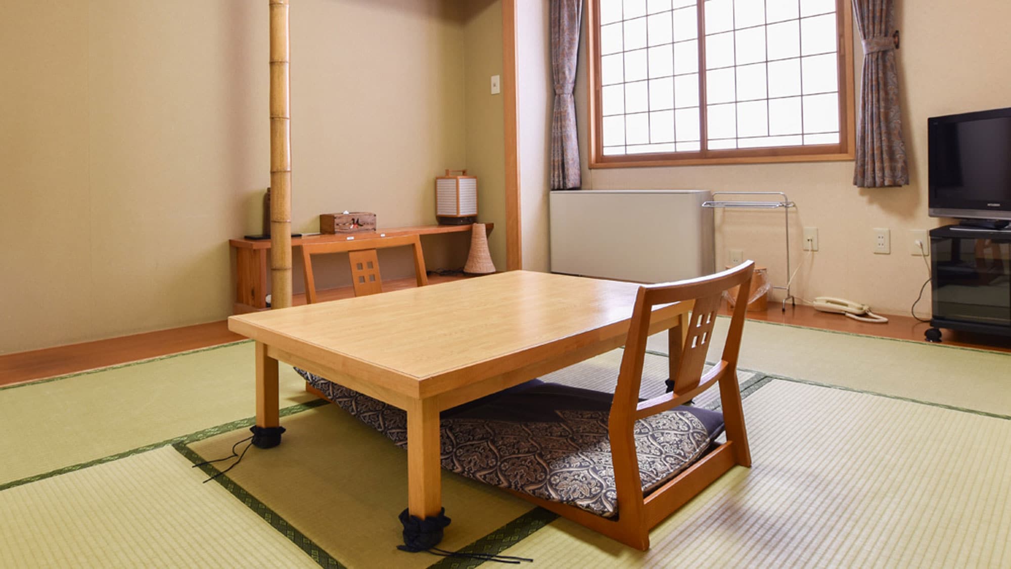 [Japanese-style room (1-2 people) non-smoking] -- The scent of tatami will ease your travel fatigue. Stretch your legs and relax.