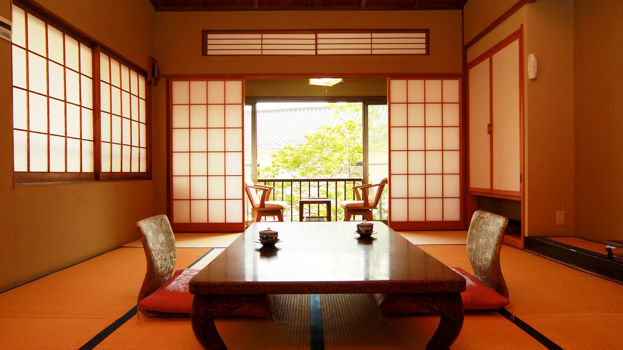 [Rooms] Spacious rooms designed for guests to relax.