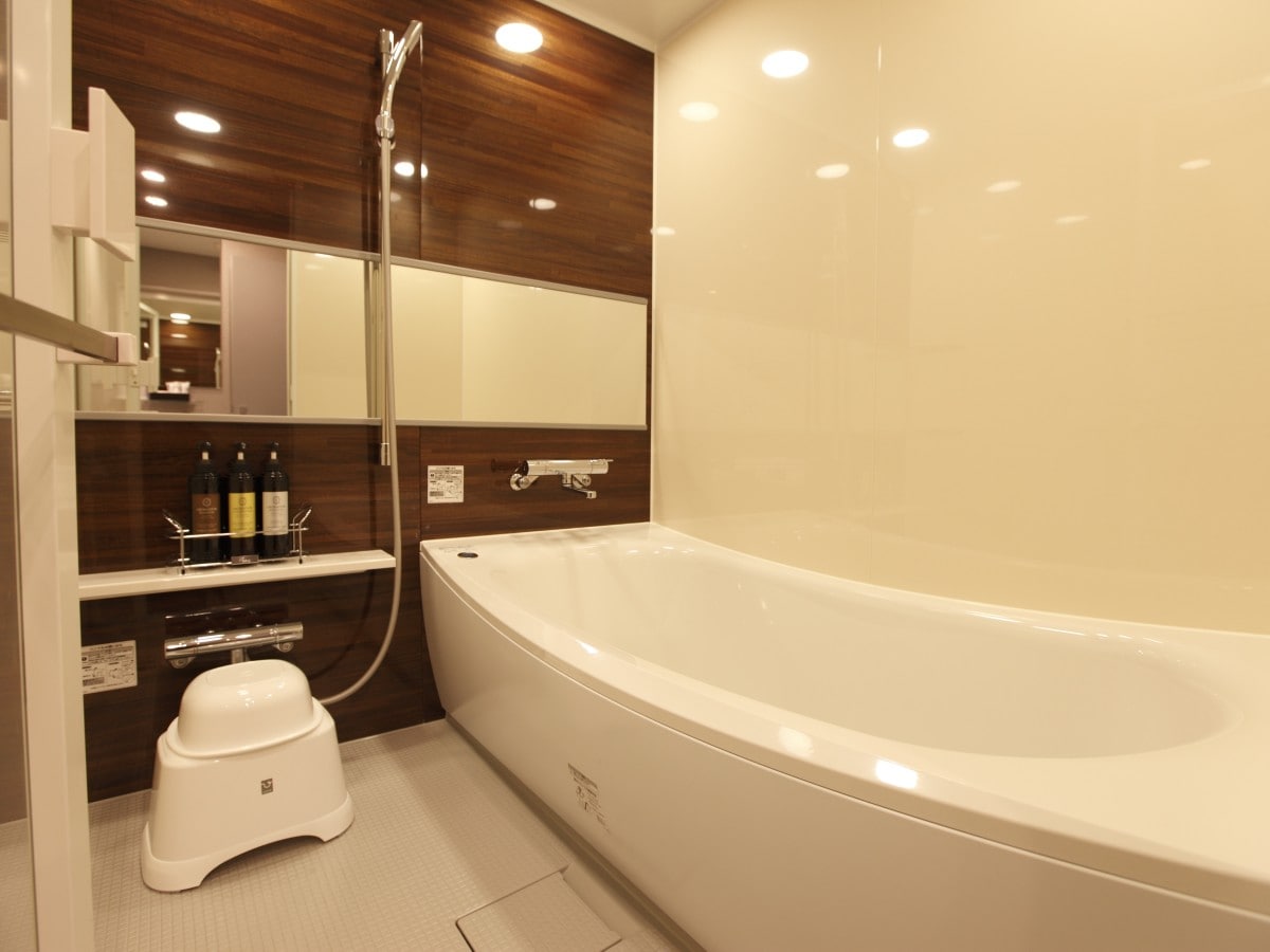 ●Standard twin and standard king rooms have a 160cm x 160cm washing area and a bathroom with a wide mirror.