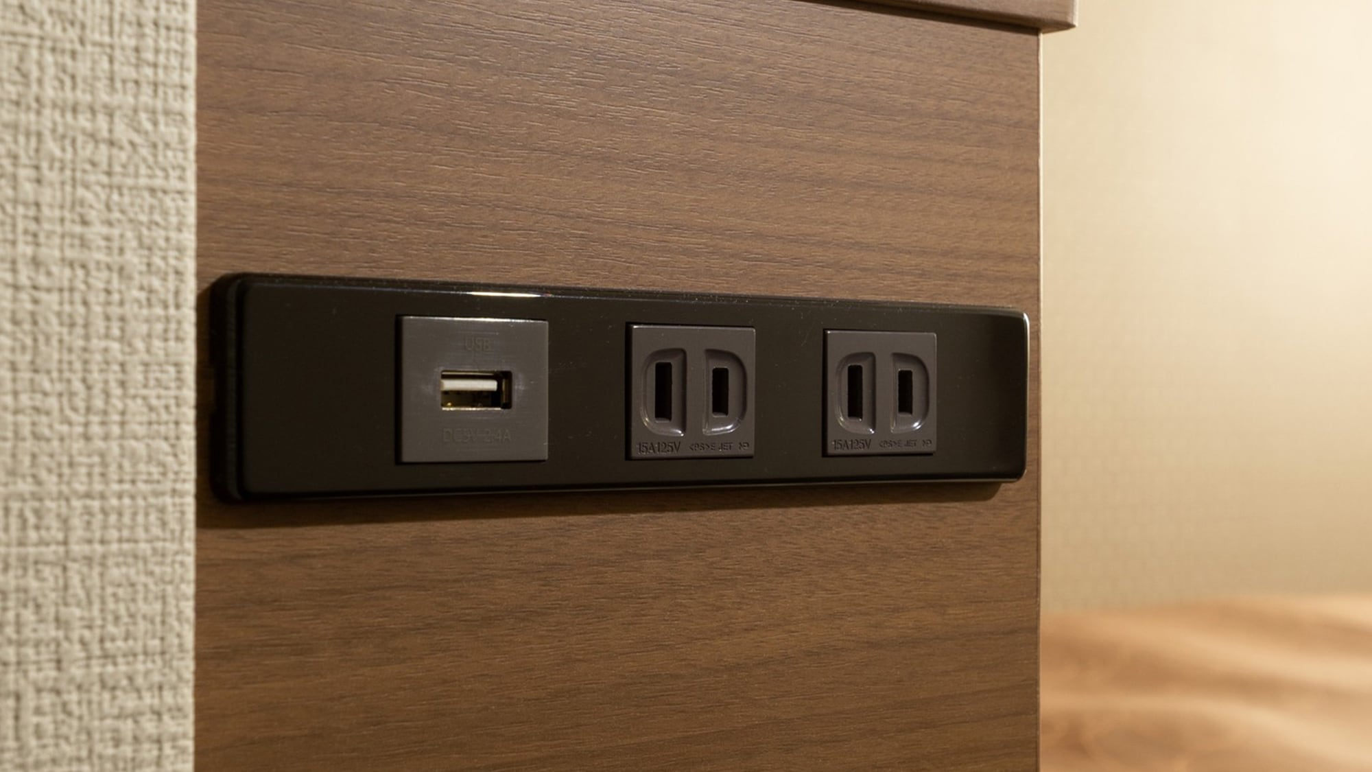・ <All rooms> USB and outlets are available.