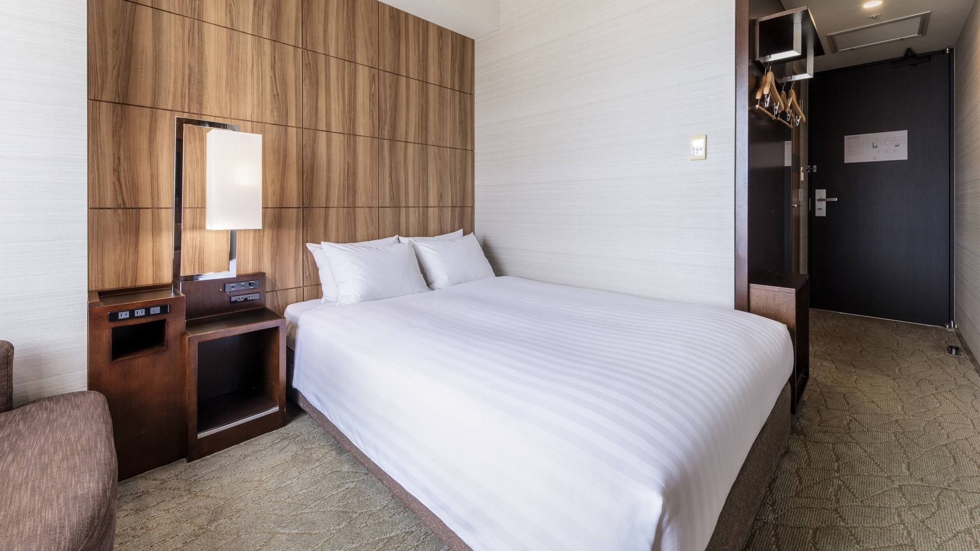 [Sakurajima side double room 17.7m²/bed width 150cm] A relaxing sofa and a gentle design.