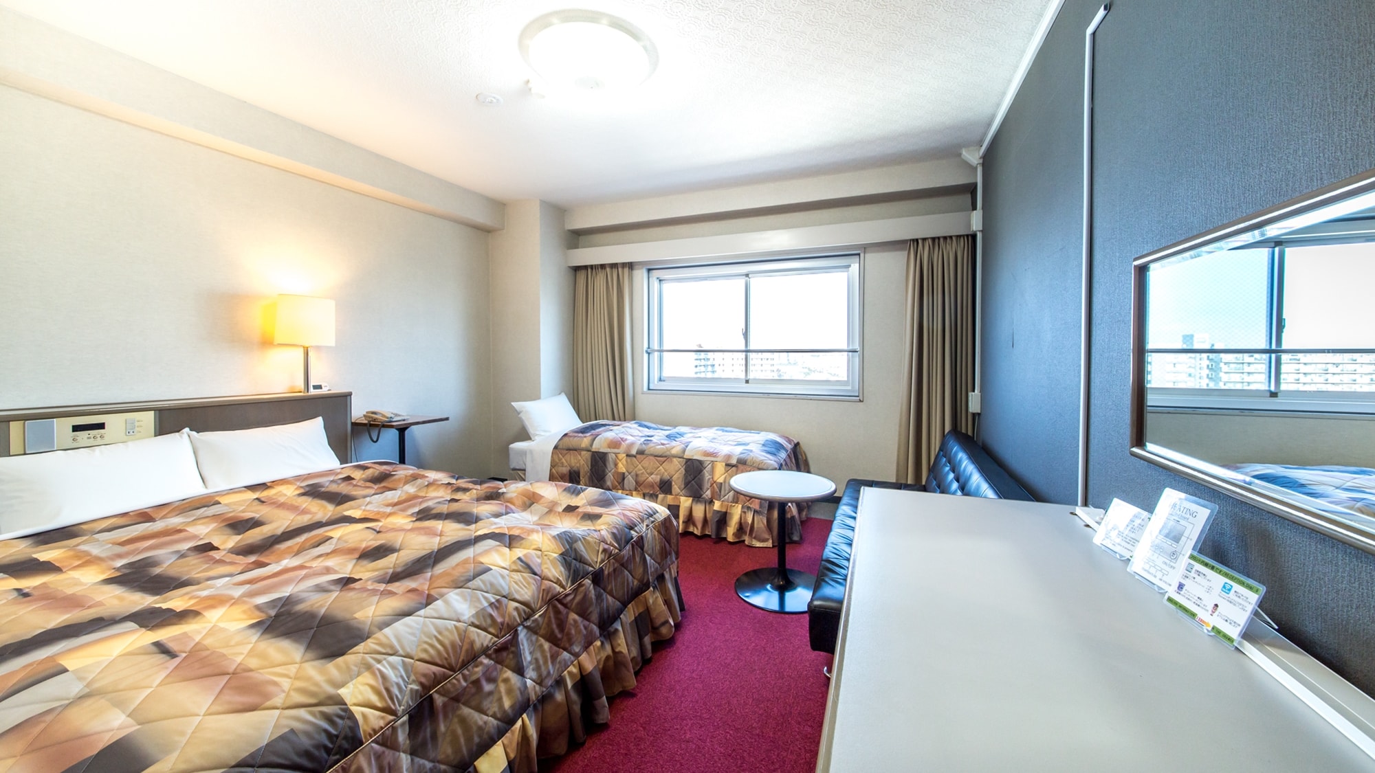 [Double Room] Queen-size double bed. Enjoy a relaxing time with your partner.