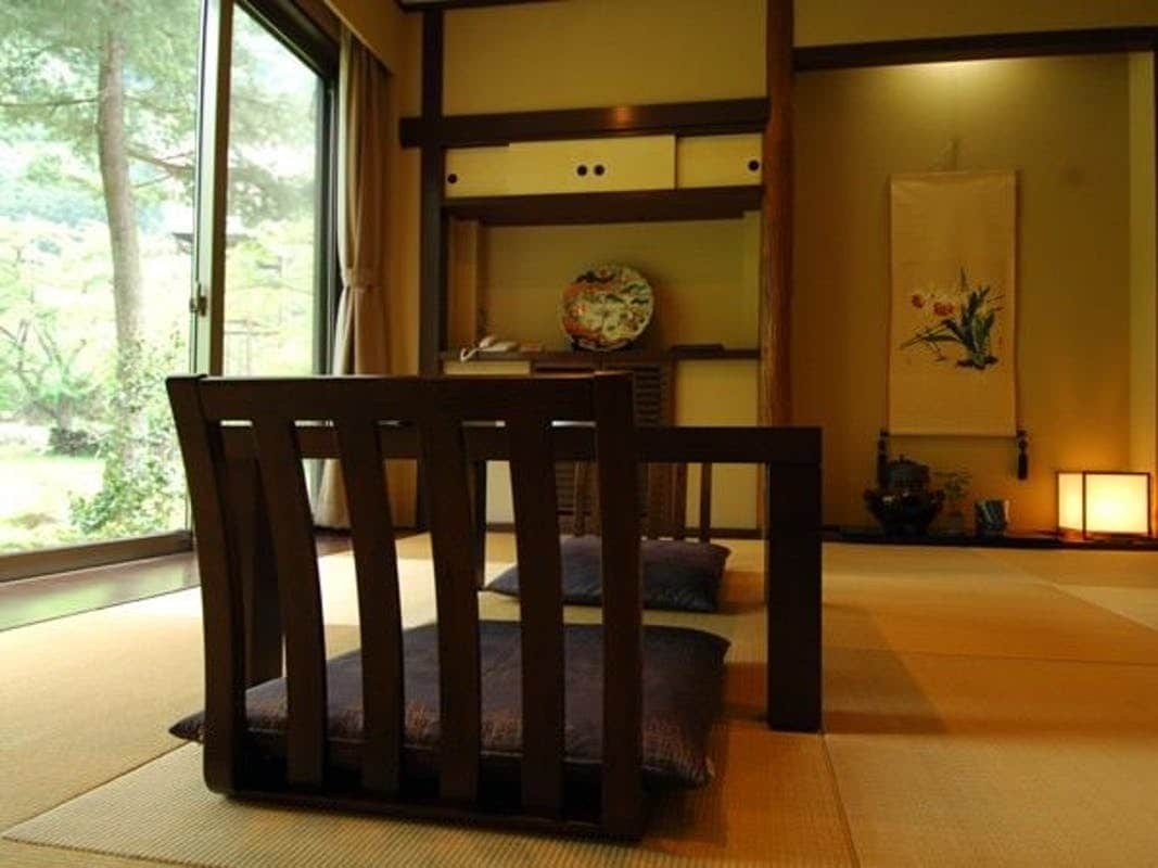 [茶室风格日式房间“Azuma”]平静的茶室具有优雅的成人氛围。窗外欣赏四季美景