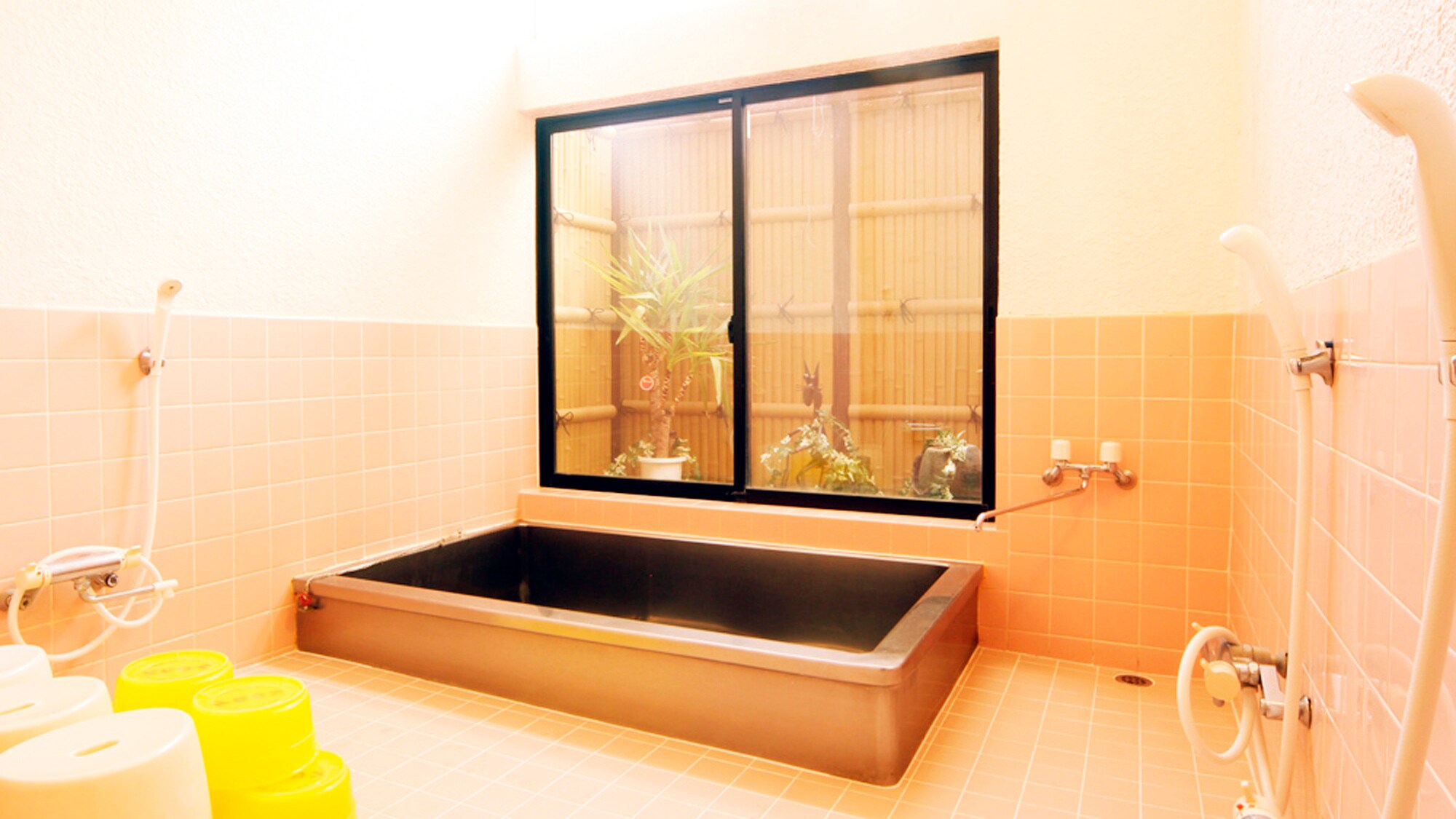 ◆The baths are spacious and clean, so you can relax after a long day.