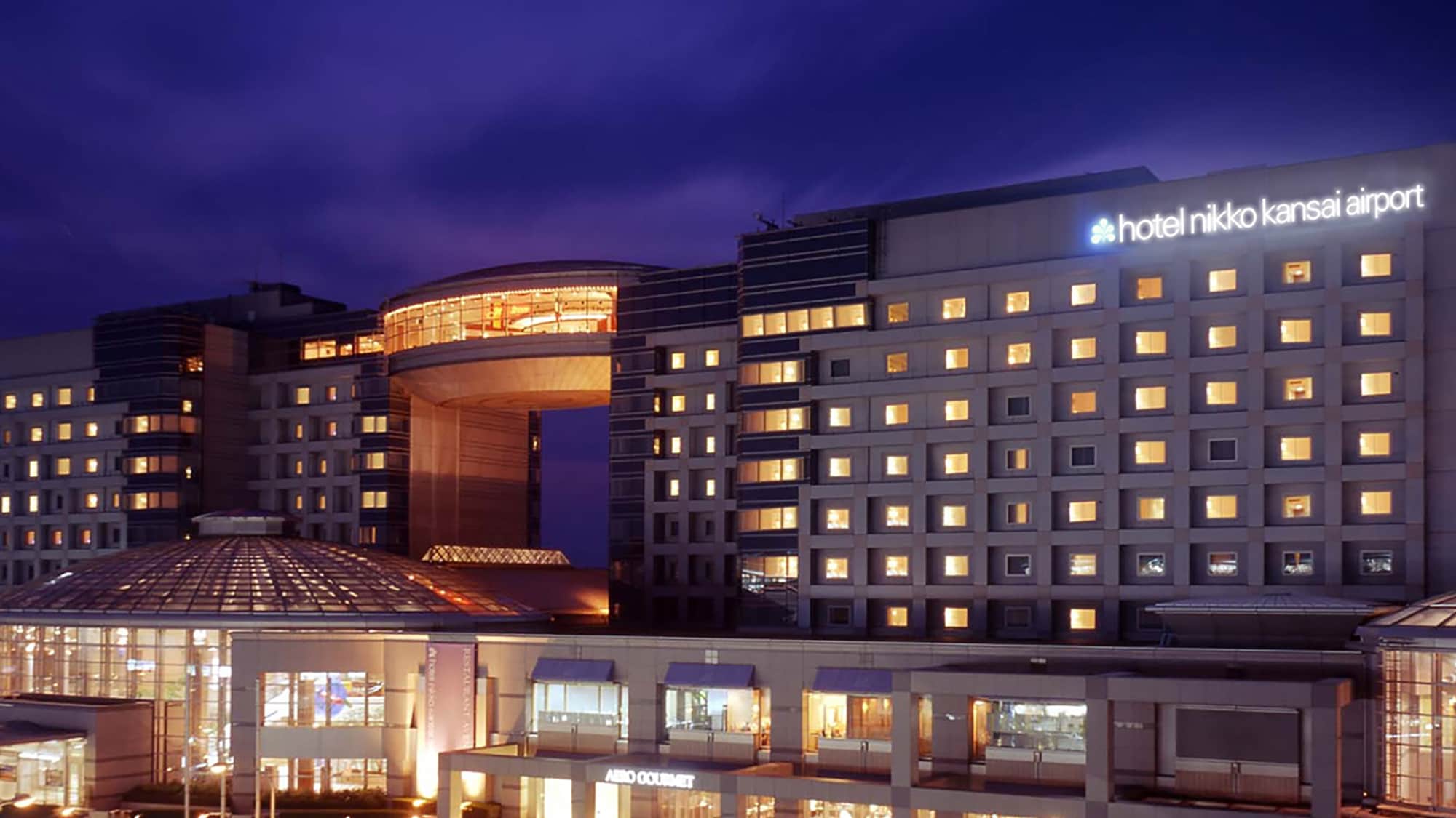 関西国際空港とJR・南海駅へホテル2階から雨に濡れず徒歩直結