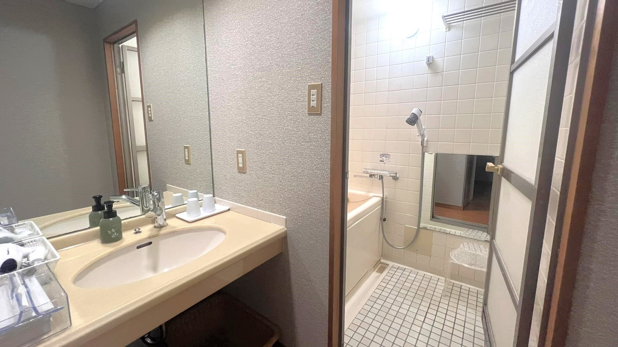 [Nami no Aya Standard Room] Washbasin/bath in the room (equipment varies depending on the room)