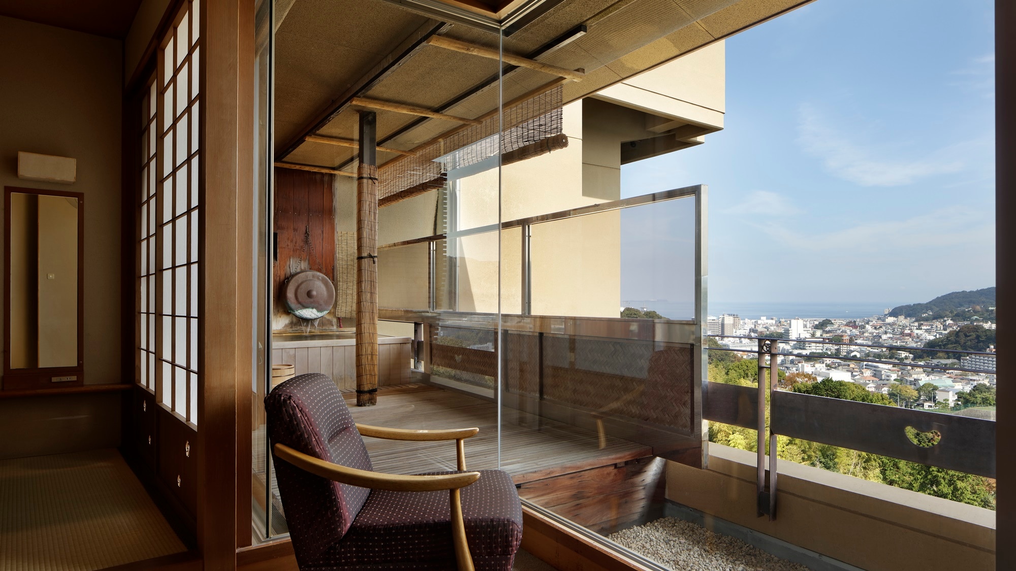 In the guest rooms equipped with an open-air bath with natural hot spring water, you can enjoy a blissful time overlooking the city of Ito from a high vantage point.