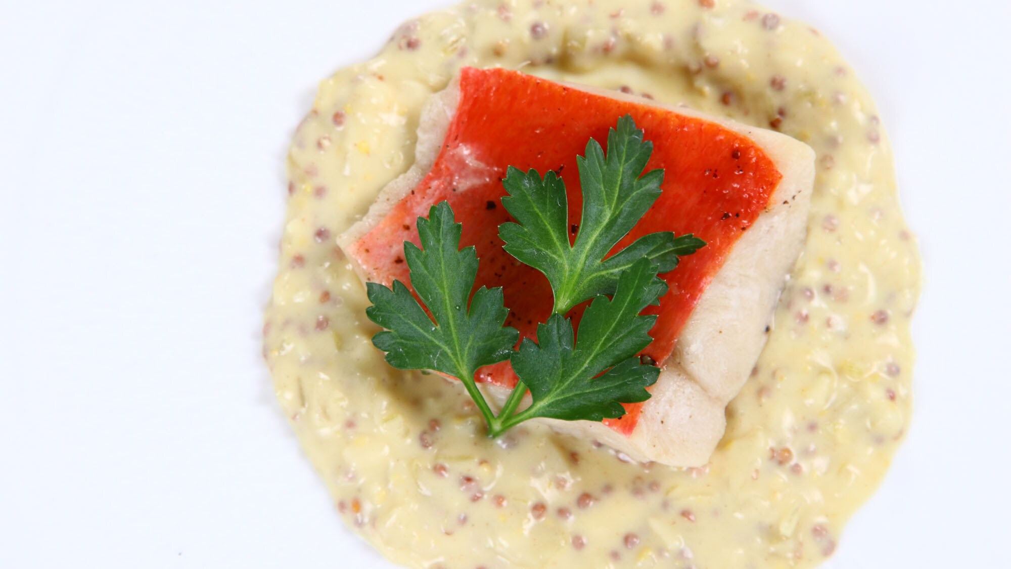 Ikan kakap merah kukus dalam anggur dengan saus mustard
