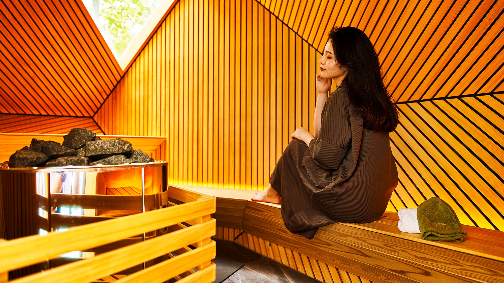 สัมผัสผลการดีท็อกซ์ในห้องซาวน่าและสัมผัสประสบการณ์การเข้าพักในโรงแรมที่ดีที่สุดโดยการพักผ่อนริมสระน้ำ