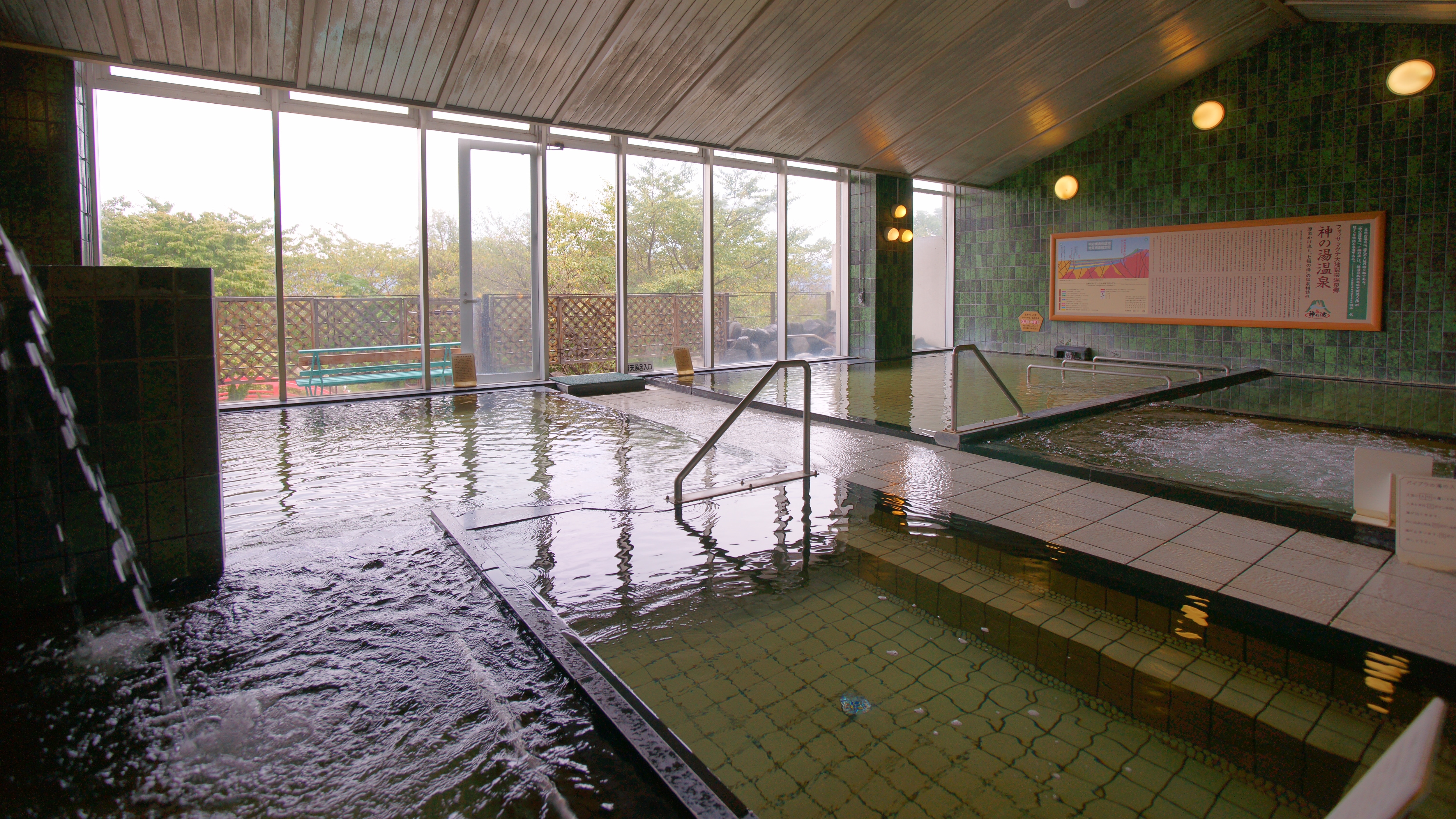 Seven types of baths with different temperatures from 36 to 42 degrees Celsius, such as hitase hot water, sleeping bath, and vibra bath.