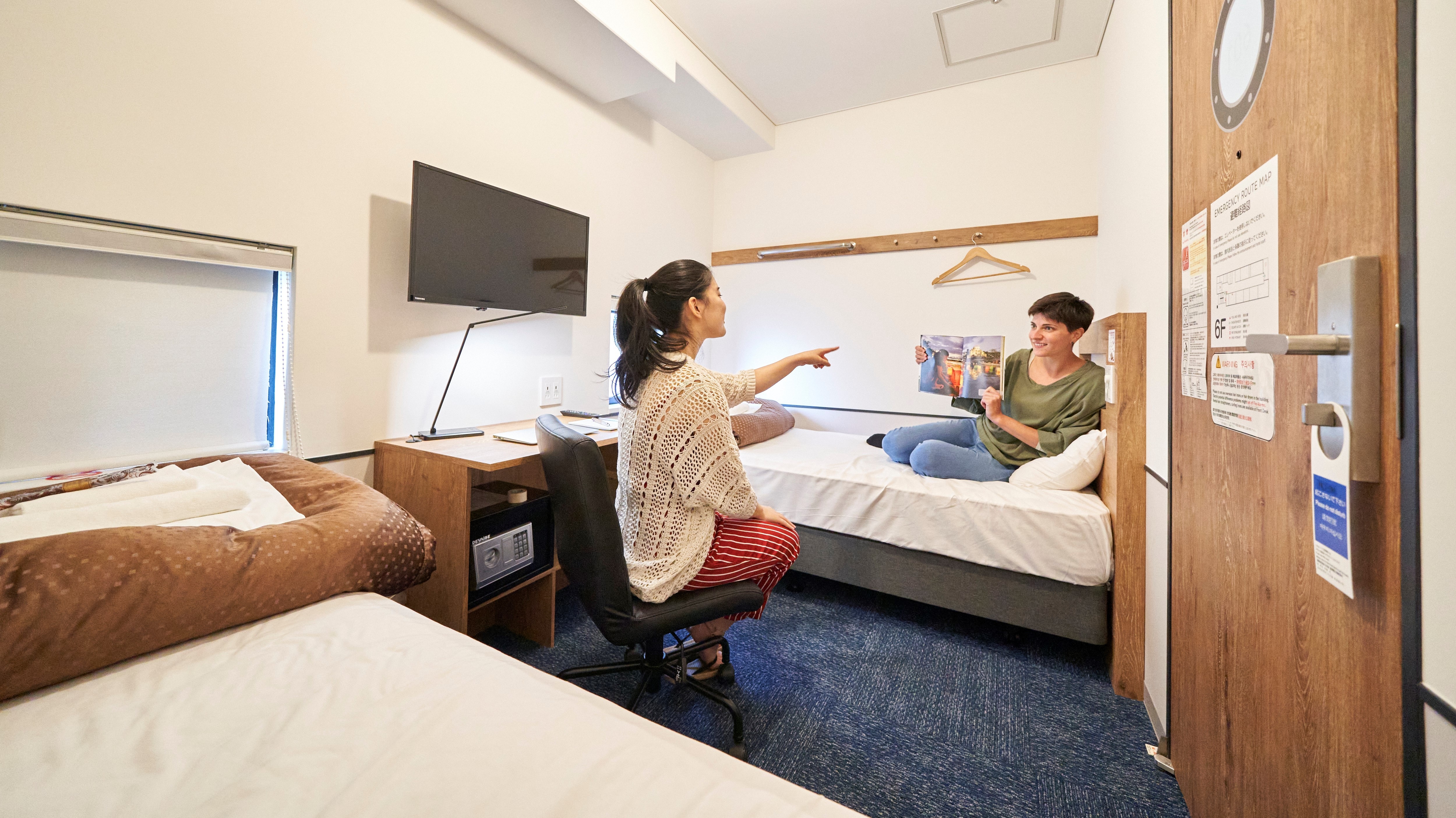 Kamar Twin: [Simmons] Tempat tidur single, TV, meja, kursi, port USB