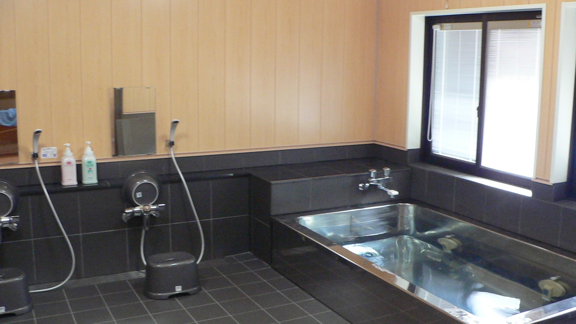 *[Bath] Our hotel has a large bath and a small bath, which are switched depending on the ratio of men to women.