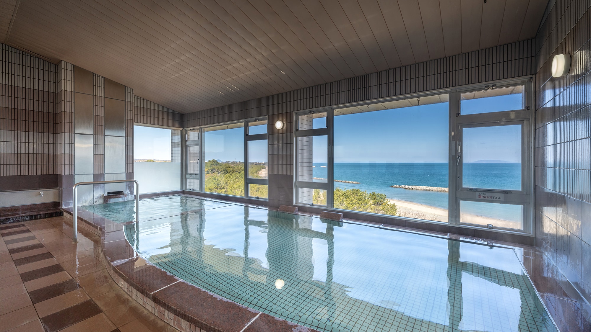 [Large public bath - Women's bath] The calm sea of Kunisaki Peninsula
