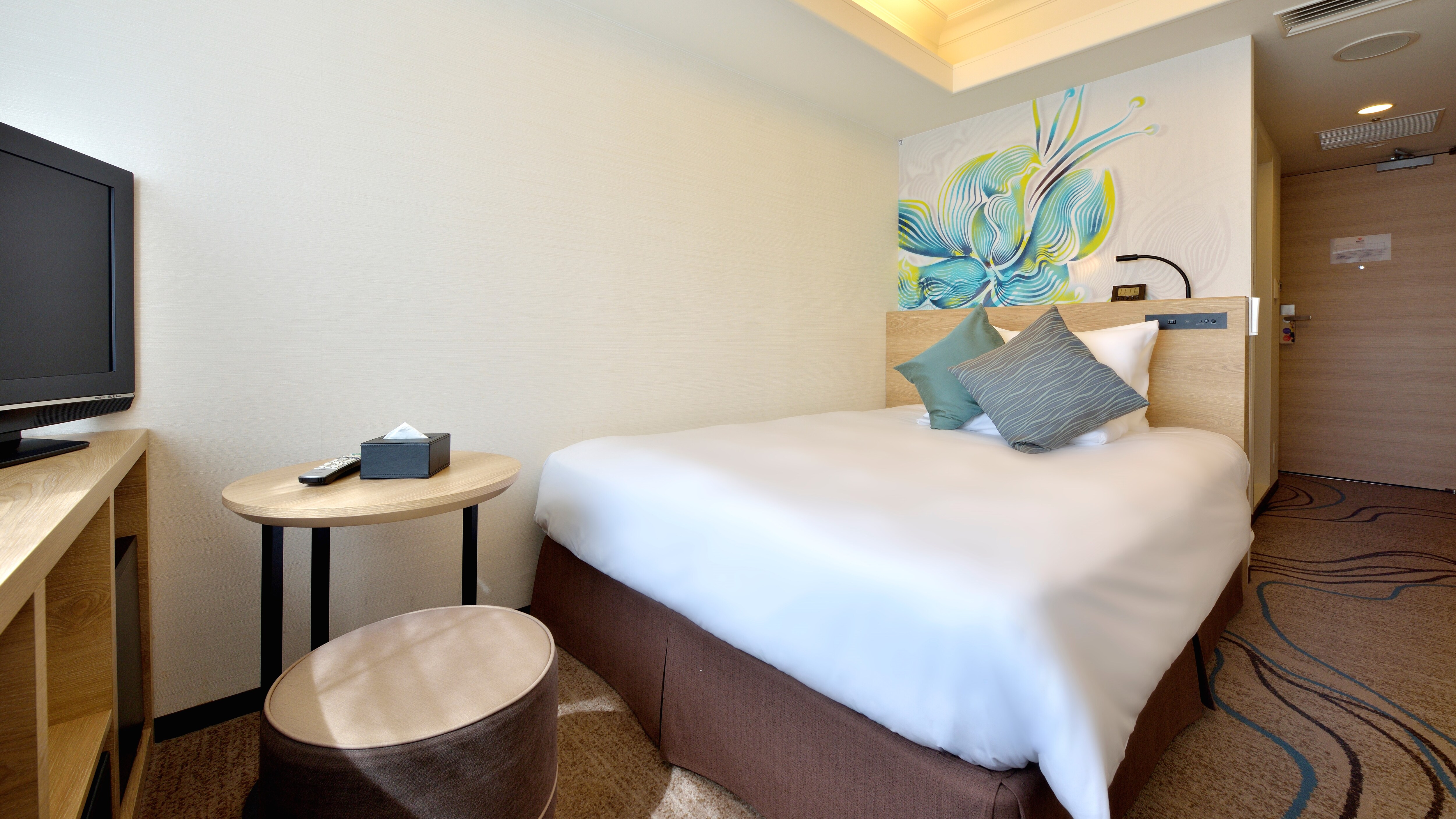 [Standard Double 17㎡] A double room with a compact but spacious Simmons bed.