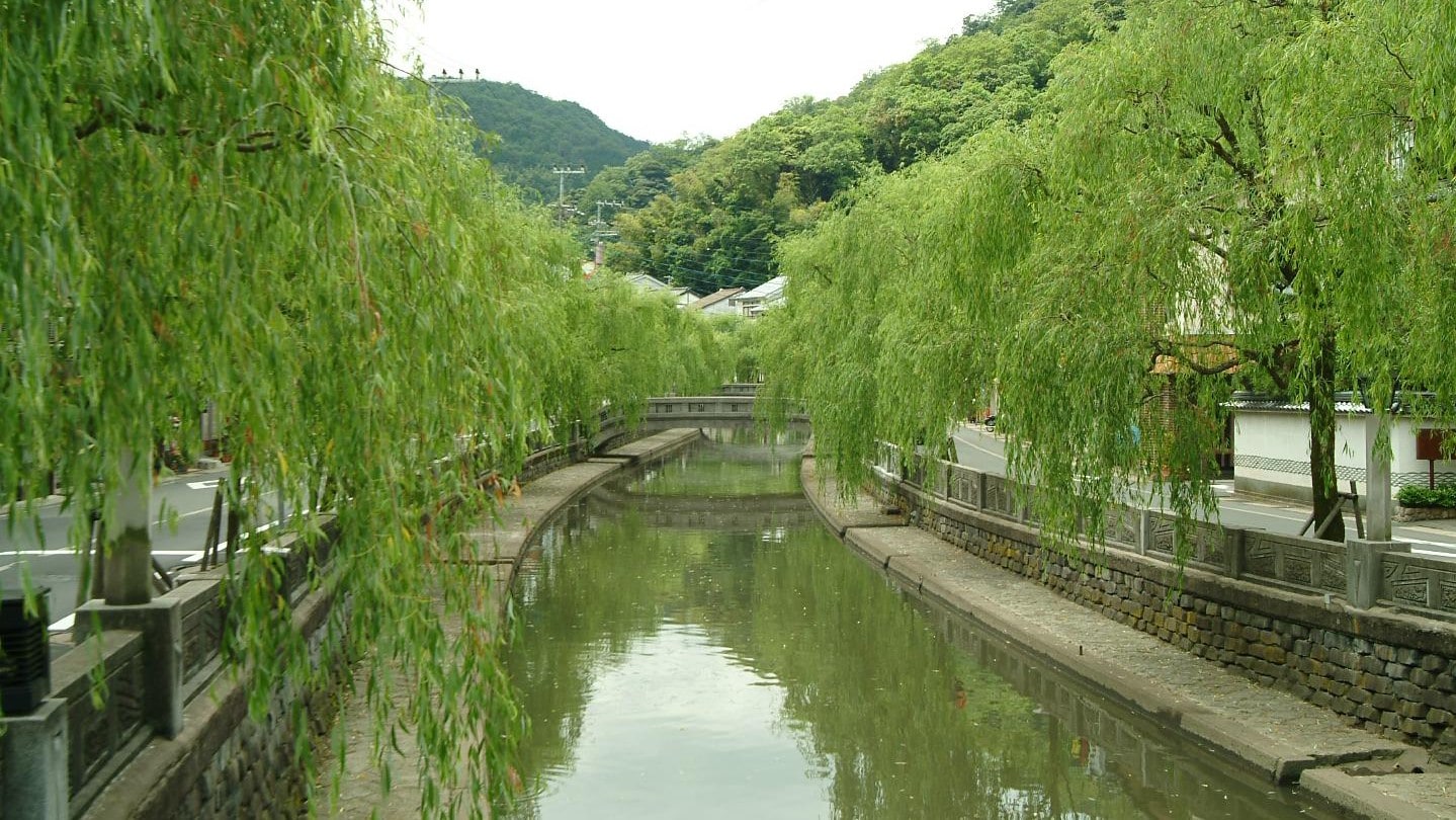 Ichidaya is an inn with a seasonal scent, located along a willow-lined street.