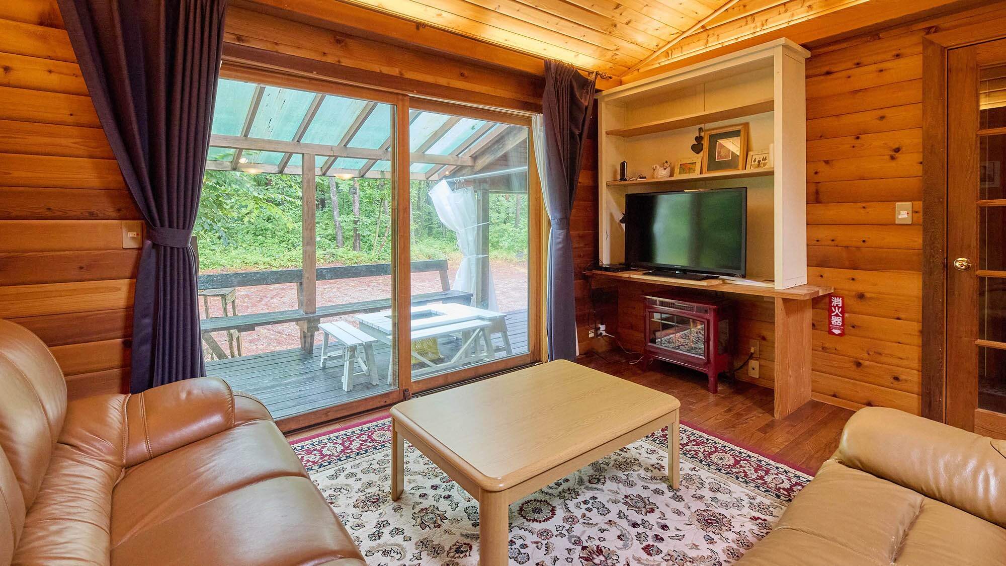 ・[Carl] A living room with a mature atmosphere. The tasteful interior design of the "square log" wood is attractive.