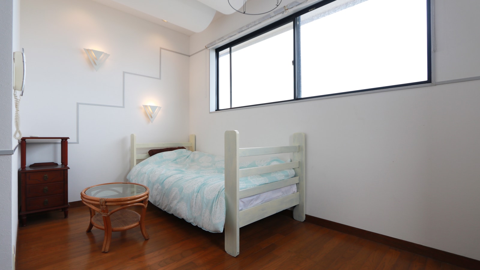[Western-style Room A] - Single - The ocean stretches out before you from the window.