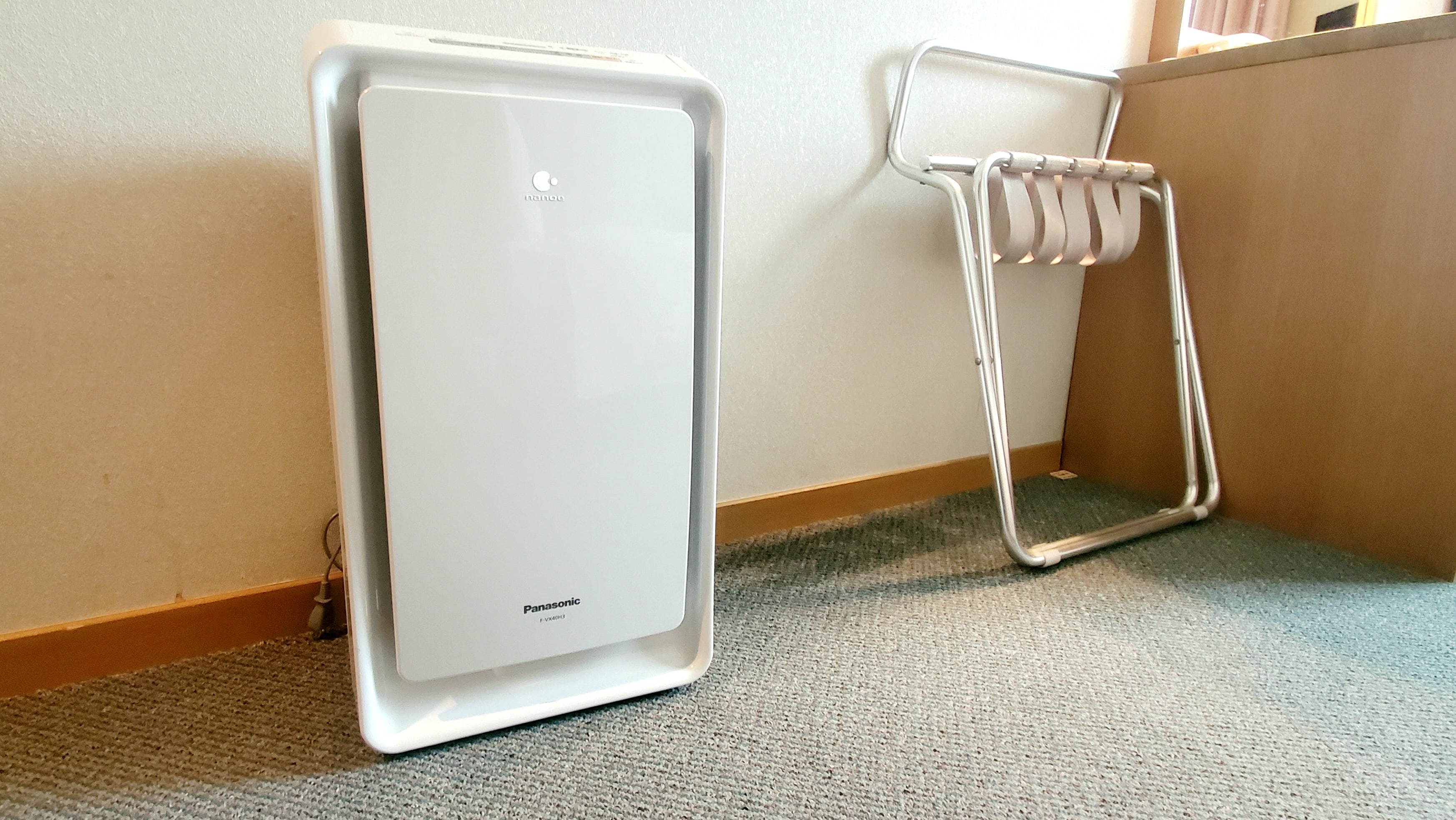 Air purifier with humidifier function
