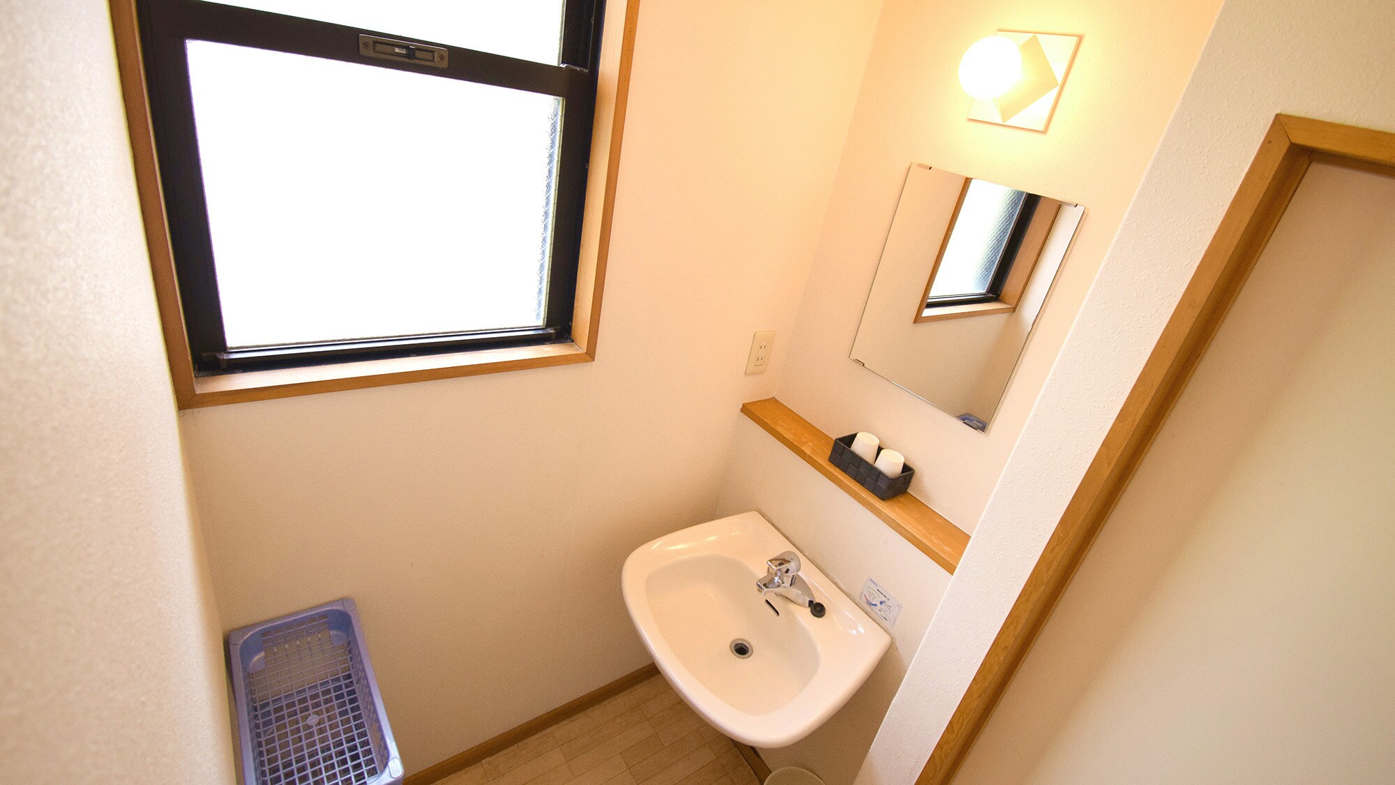 ・Japanese-style room (12 tatami mats) special room, washstand