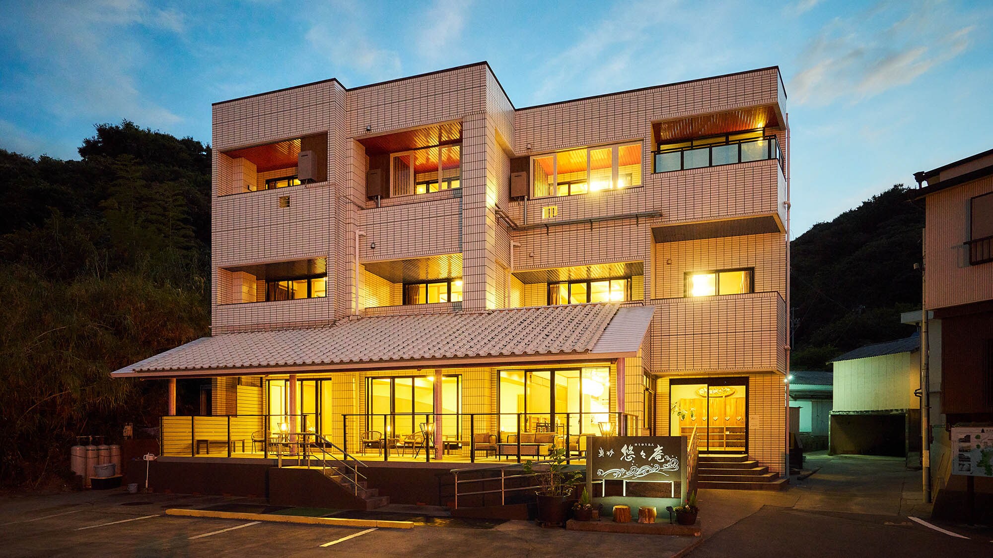 ・[Exterior] Enjoy the cuisine made with plenty of seafood caught around Shinojima and a bath that will warm your body and mind.