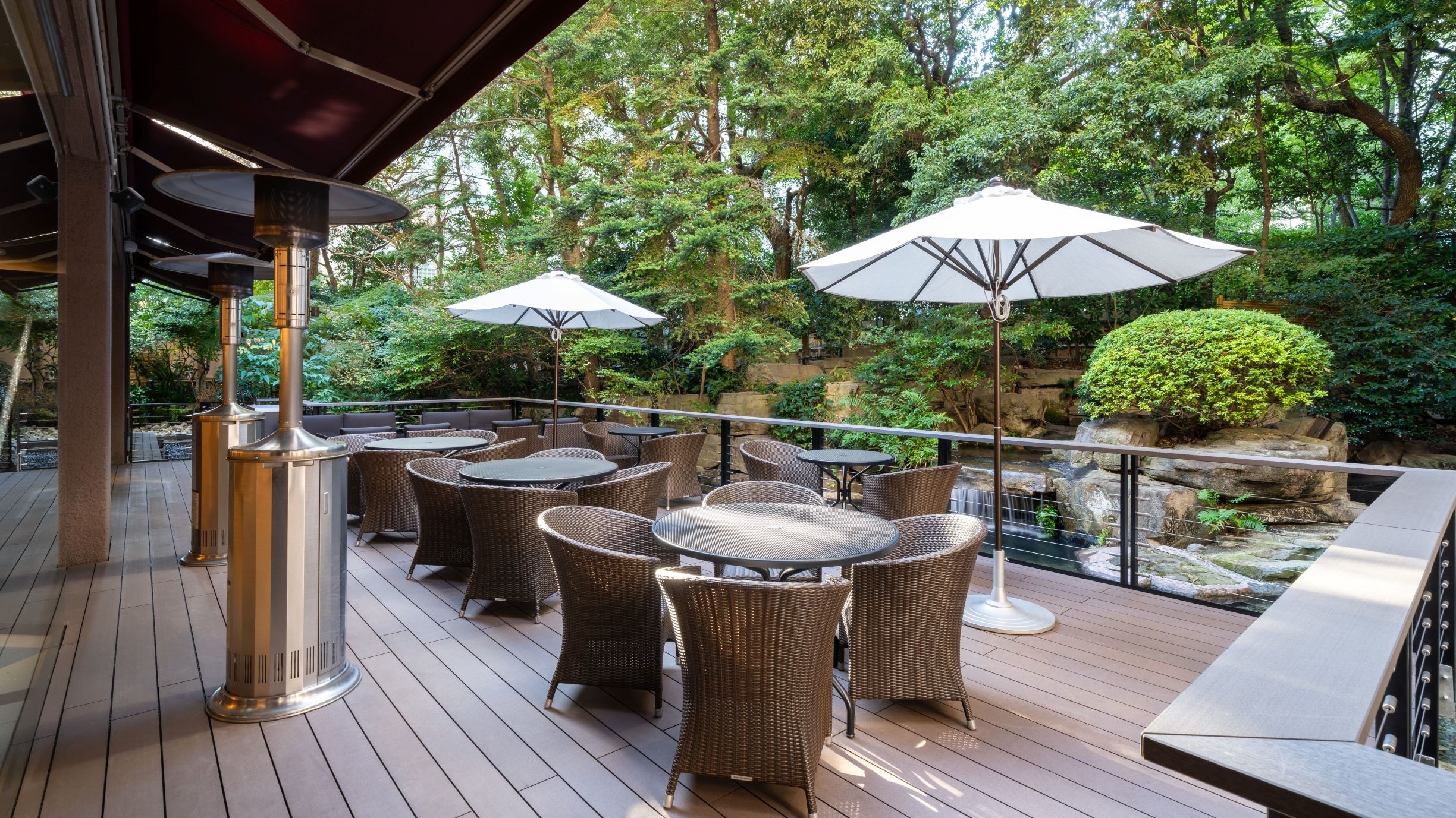 [Limone] Enjoy a delicious breakfast in a dining room surrounded by pleasant sunlight.