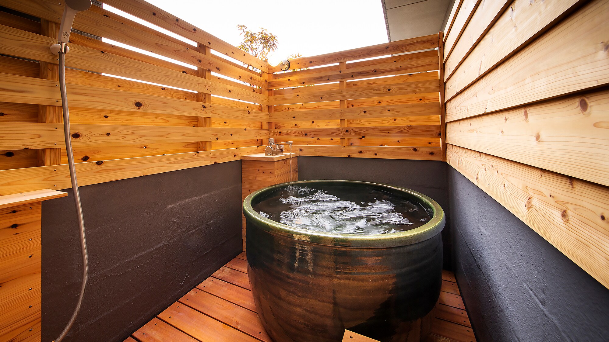 [Stylish Japanese-Western room] Relax and refresh yourself in the semi-open-air bath without worrying about the outside world♪