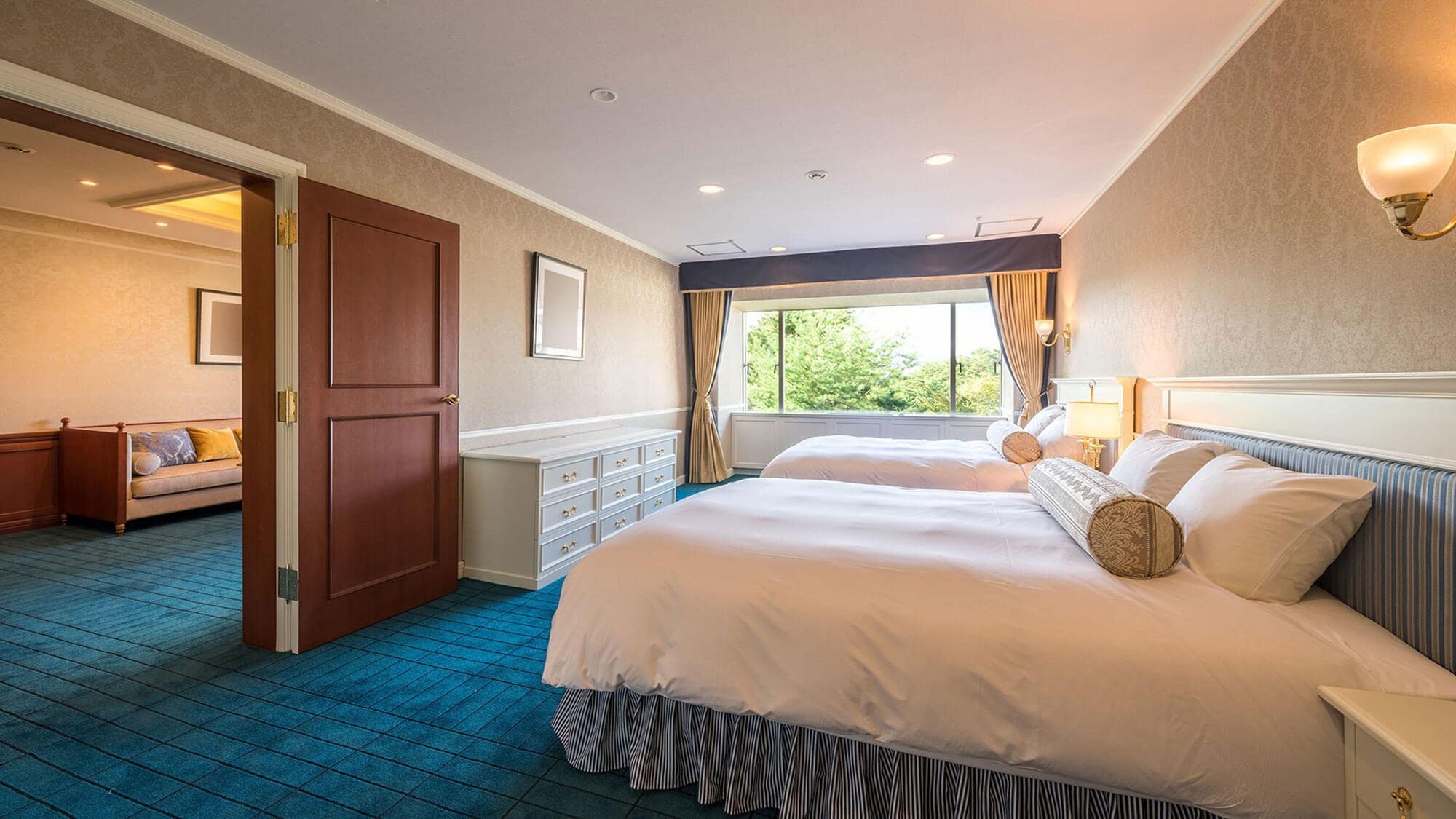 [豪華套房]82平方公尺。這間豪華寬敞的套房設有獨立的臥室和客廳。