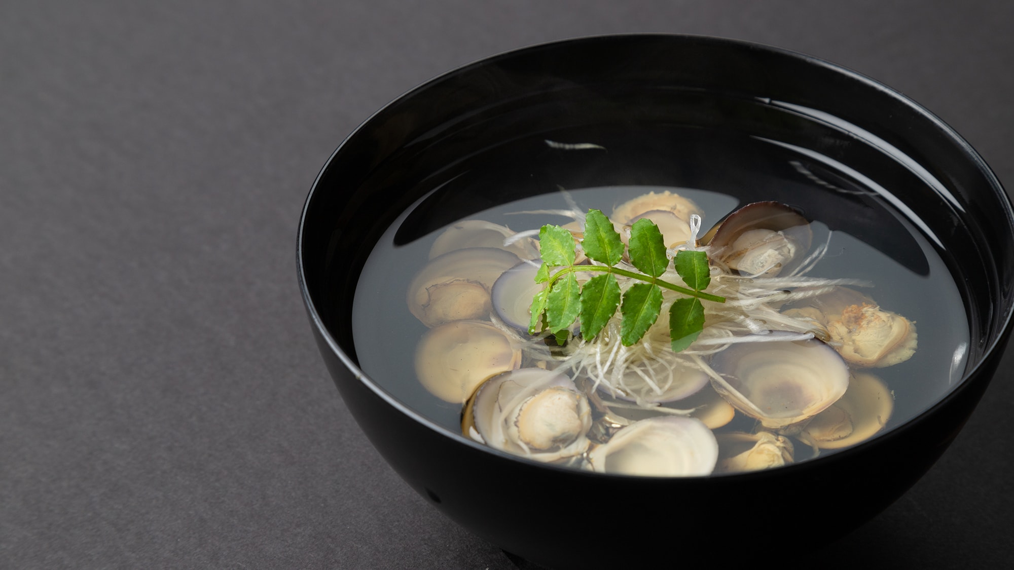 A clear soup made with Lake Shinji's specialty "shijimi" clams. It has a refined taste that is characteristic of Matsudaikaku.