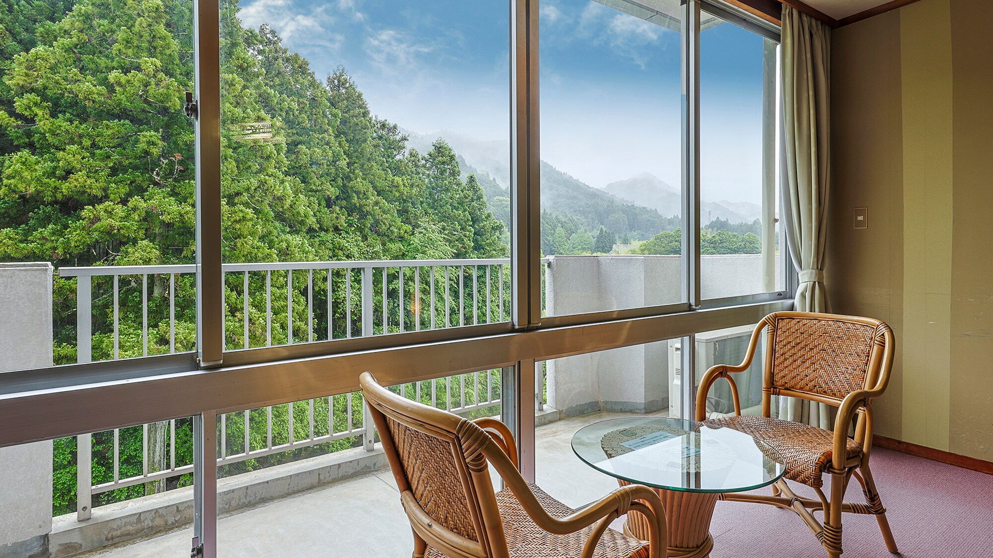 日式房間 12.5 榻榻米 | 寬敞的陽台,周圍綠意盎然,撫慰心靈